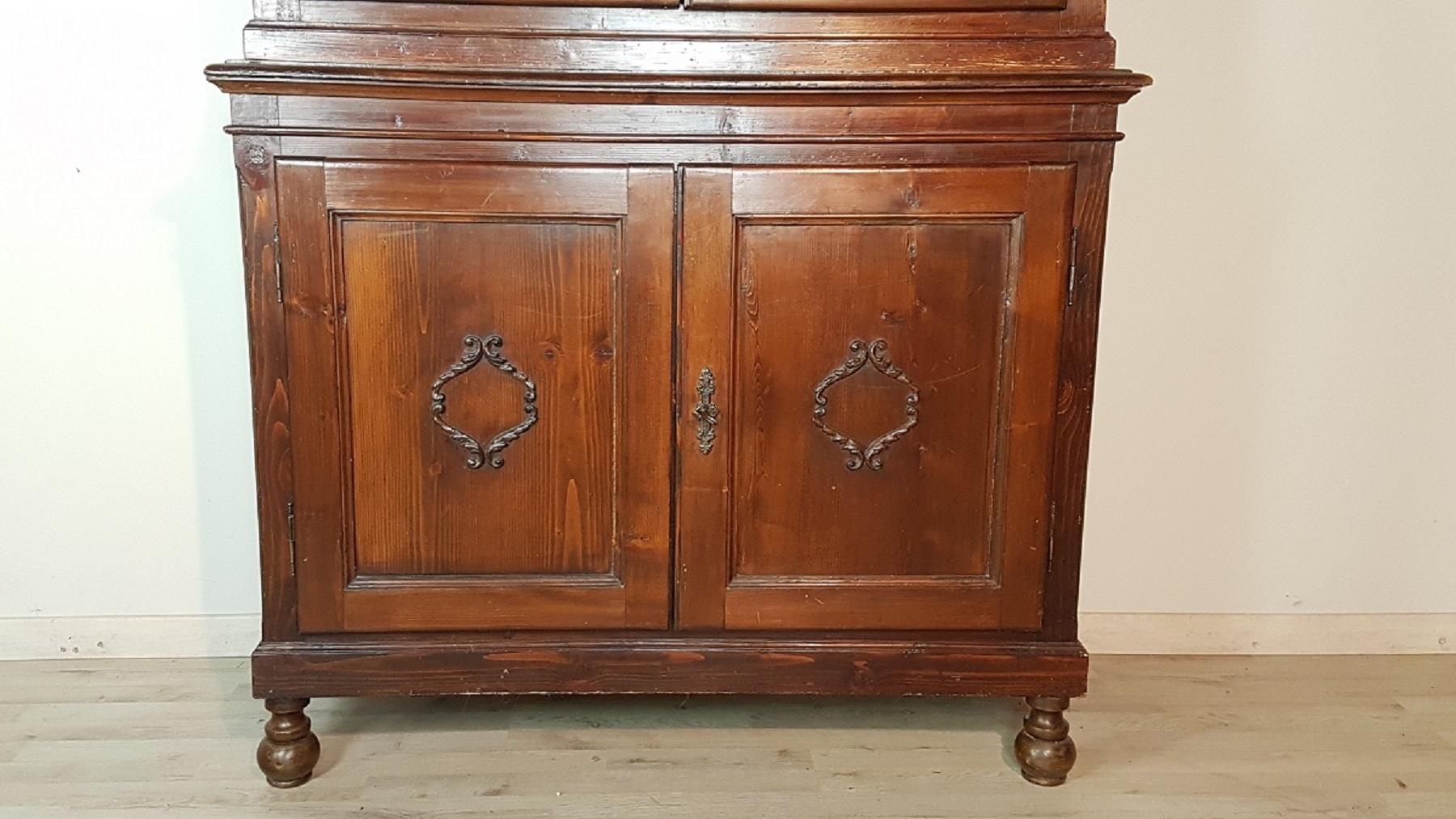 Beautiful particular antique 1880s sideboard in solid fir wood. The onion-shaped feet are still of 19th century taste as well as the decoration in the upper part in carved wood. The use of fir wood gives it a rustic look ideal to be placed in