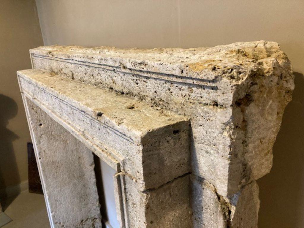 19th Century Italian Fireplace Mantel in Travertine In Good Condition For Sale In Zedelgem, BE