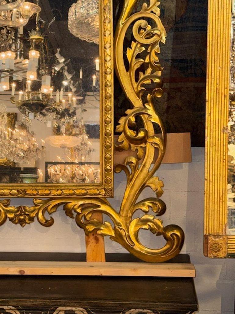 Sculpté Miroir florentin italien du 19ème siècle en bois sculpté et doré en vente