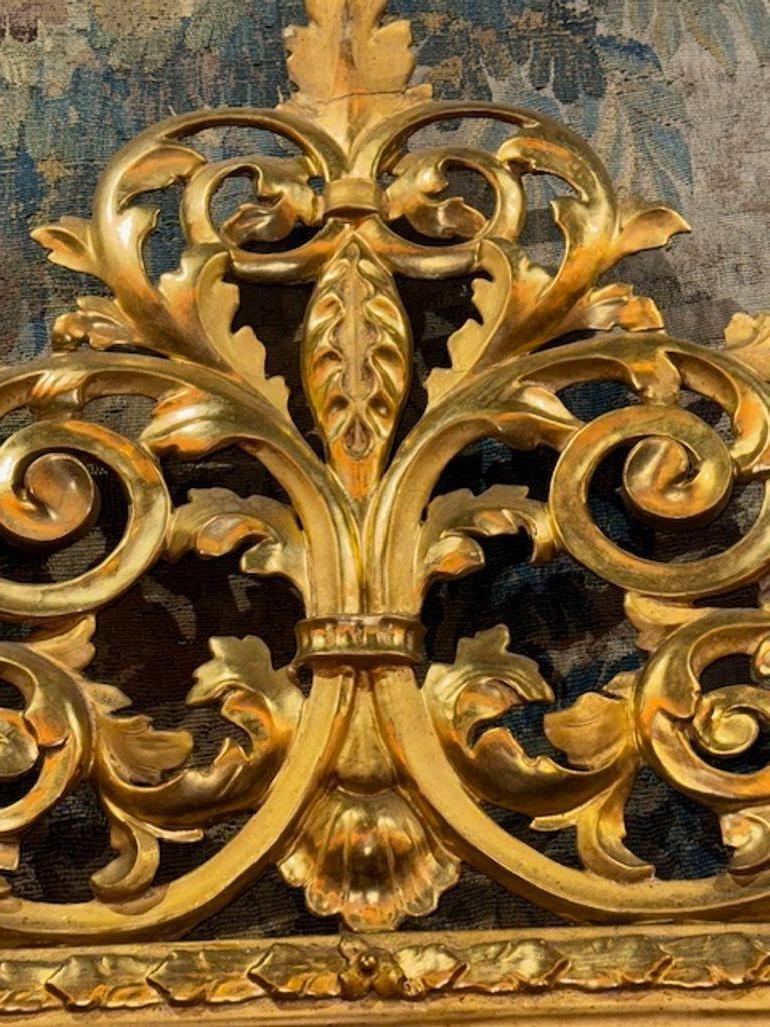 Miroir florentin italien du 19ème siècle en bois sculpté et doré Bon état - En vente à Dallas, TX