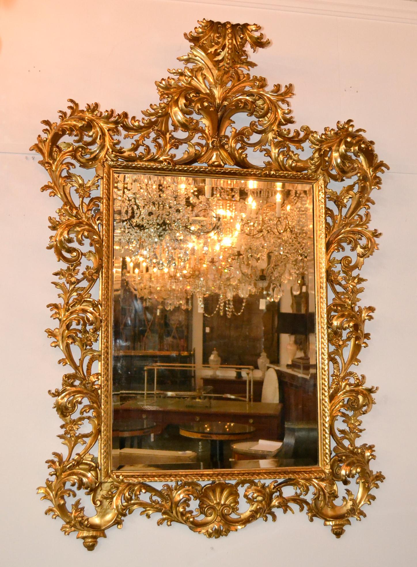 Italienischer Florentine Giltwood-Spiegel des 19. (Geschnitzt) im Angebot