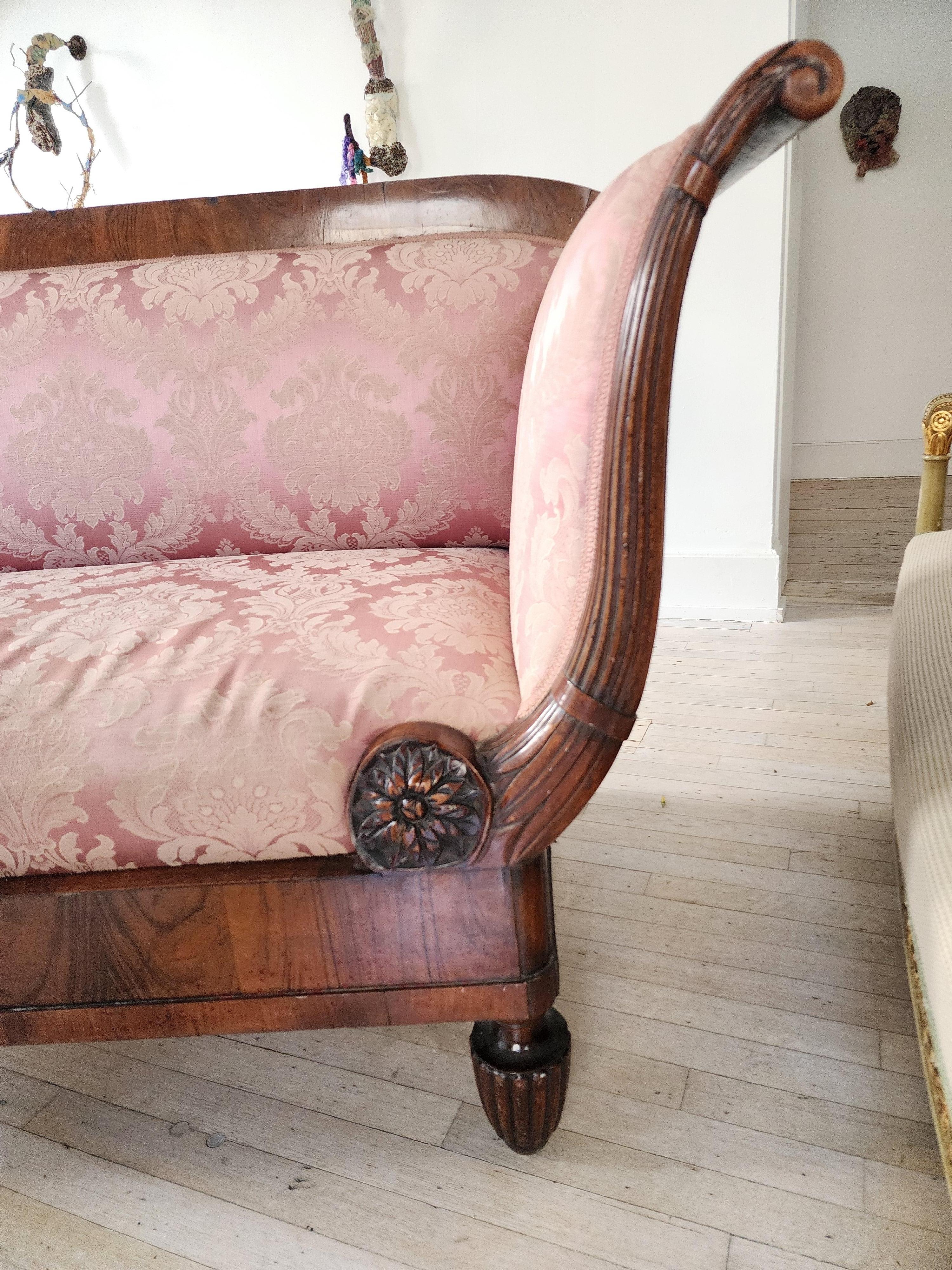 Italienisches Obstholz-Sofa aus dem 19. Jahrhundert (Walnuss) im Angebot