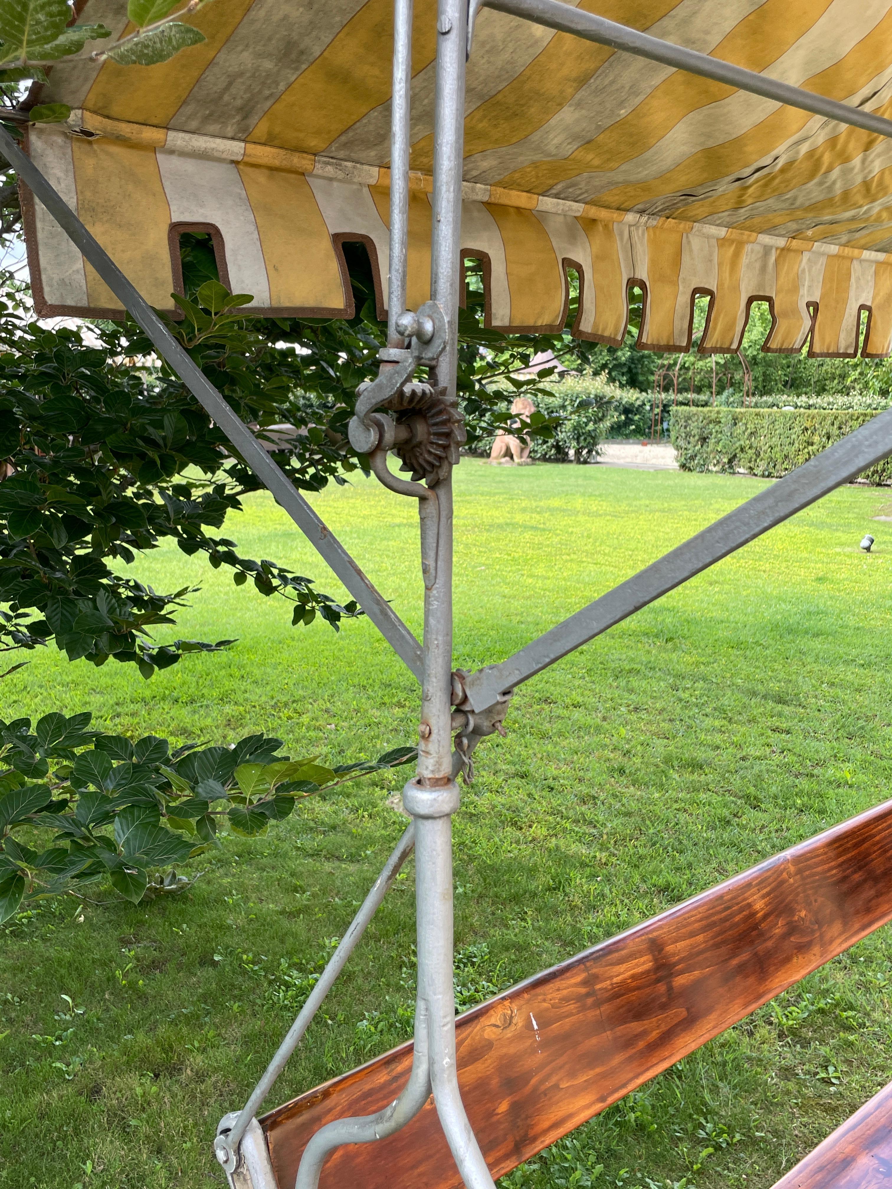 Banc de jardin italien du 19ème siècle en bois et fer forgé avec auvent en tissu en vente 5