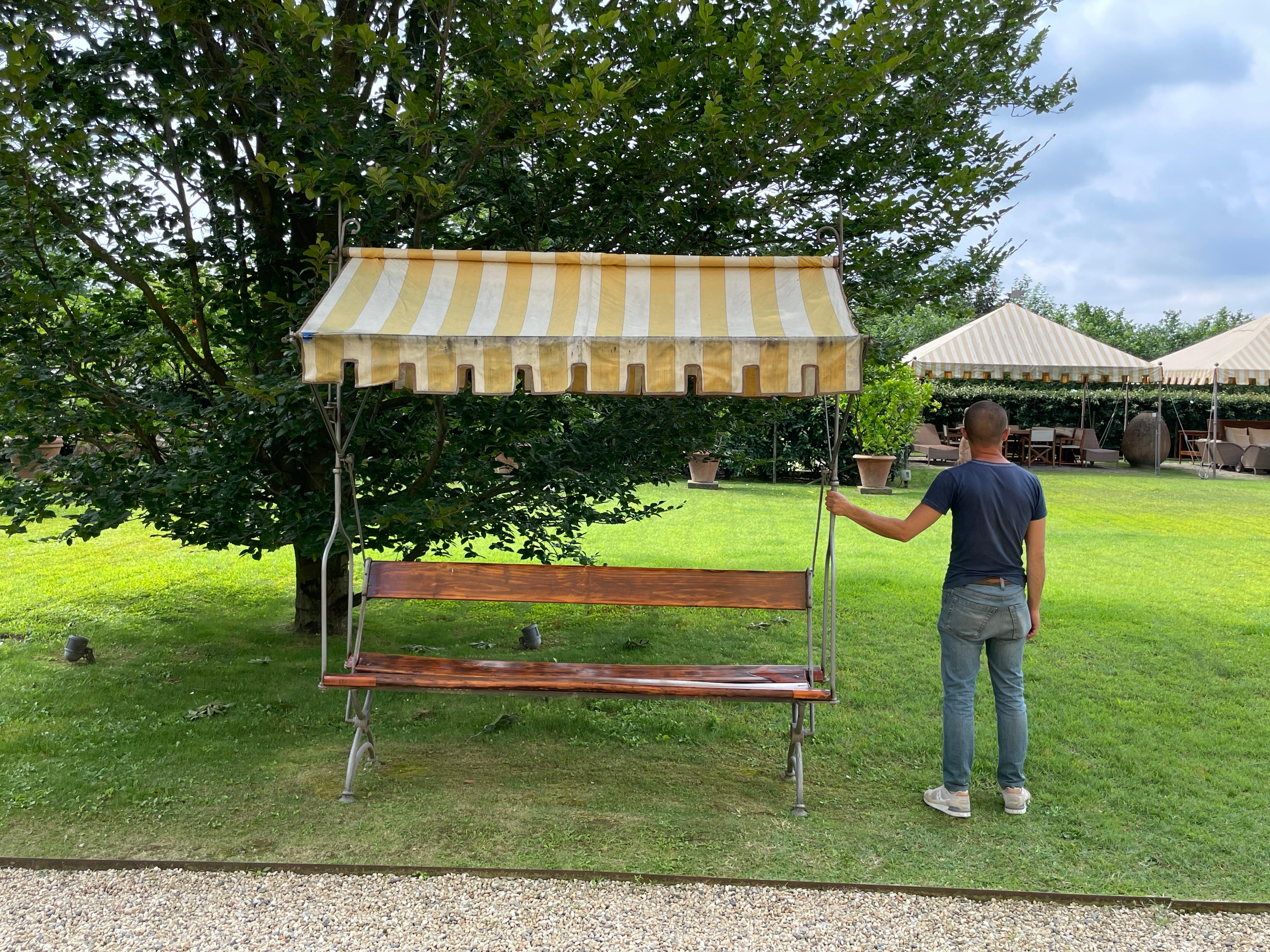 Banc de jardin italien du 19ème siècle en bois et fer forgé avec auvent en tissu en vente 6