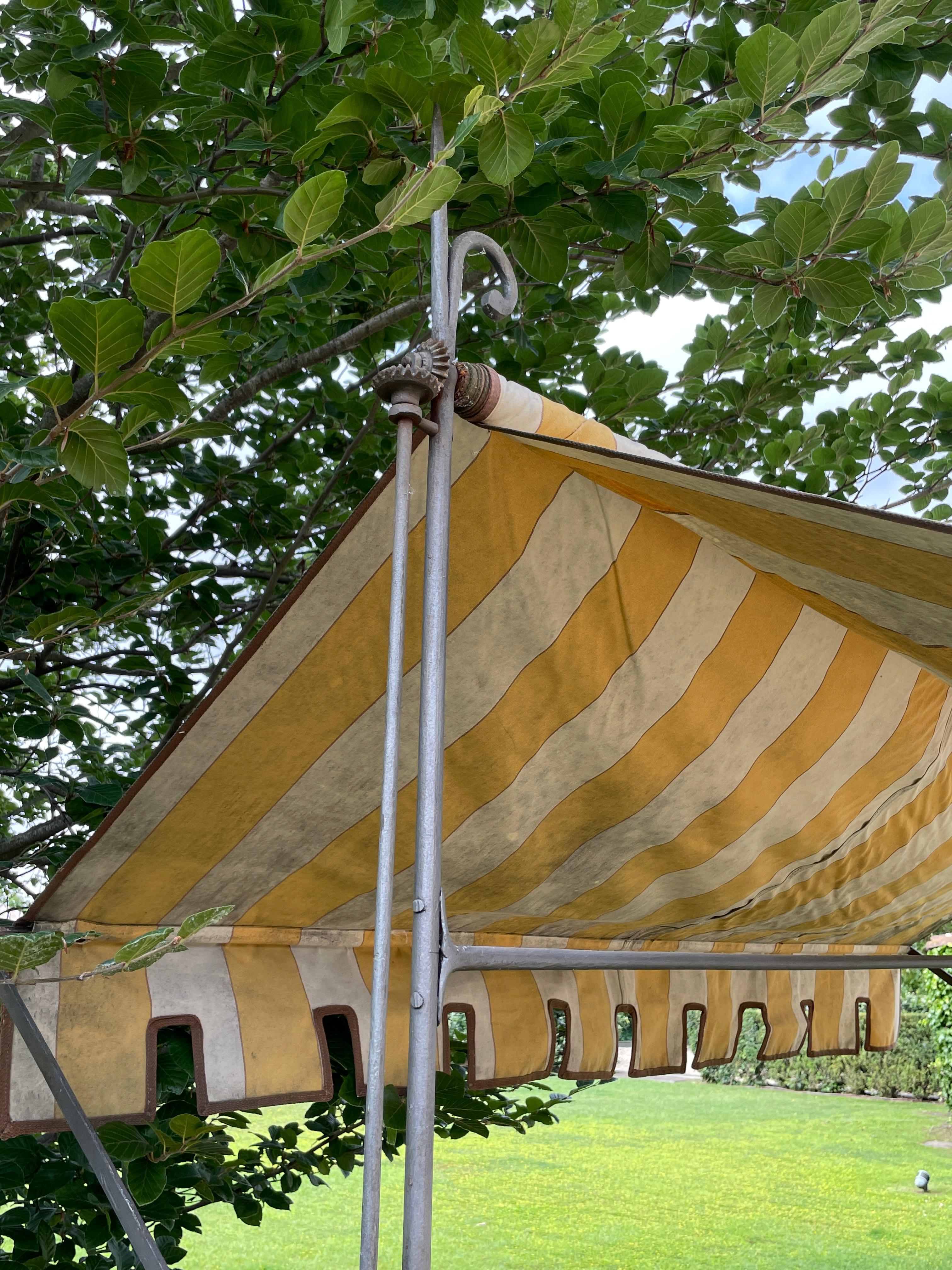 Banc de jardin italien du 19ème siècle en bois et fer forgé avec auvent en tissu en vente 7