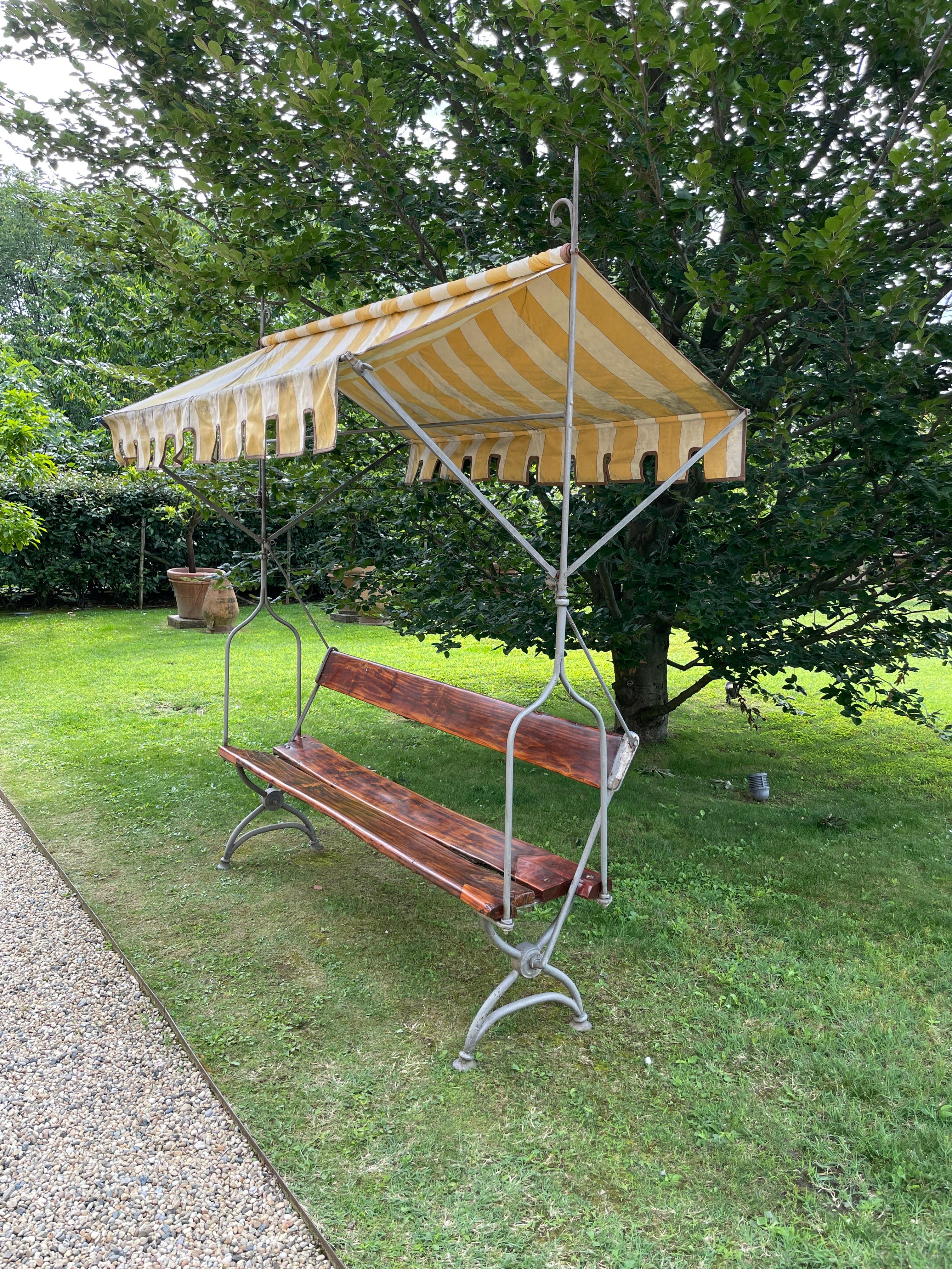Banc de jardin italien du 19ème siècle en bois et fer forgé avec auvent en tissu en vente 9