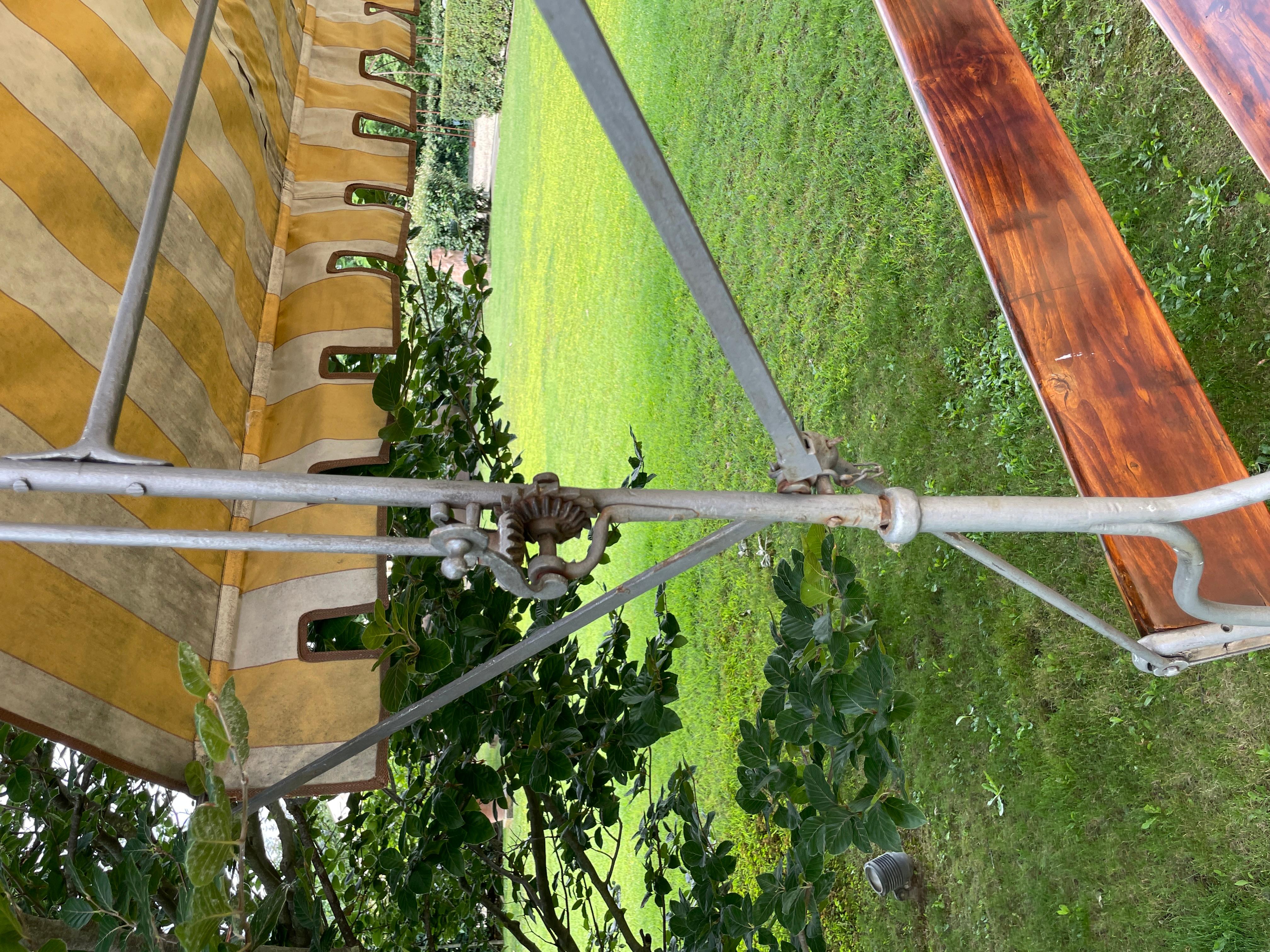Banc de jardin italien du 19ème siècle en bois et fer forgé avec auvent en tissu en vente 12