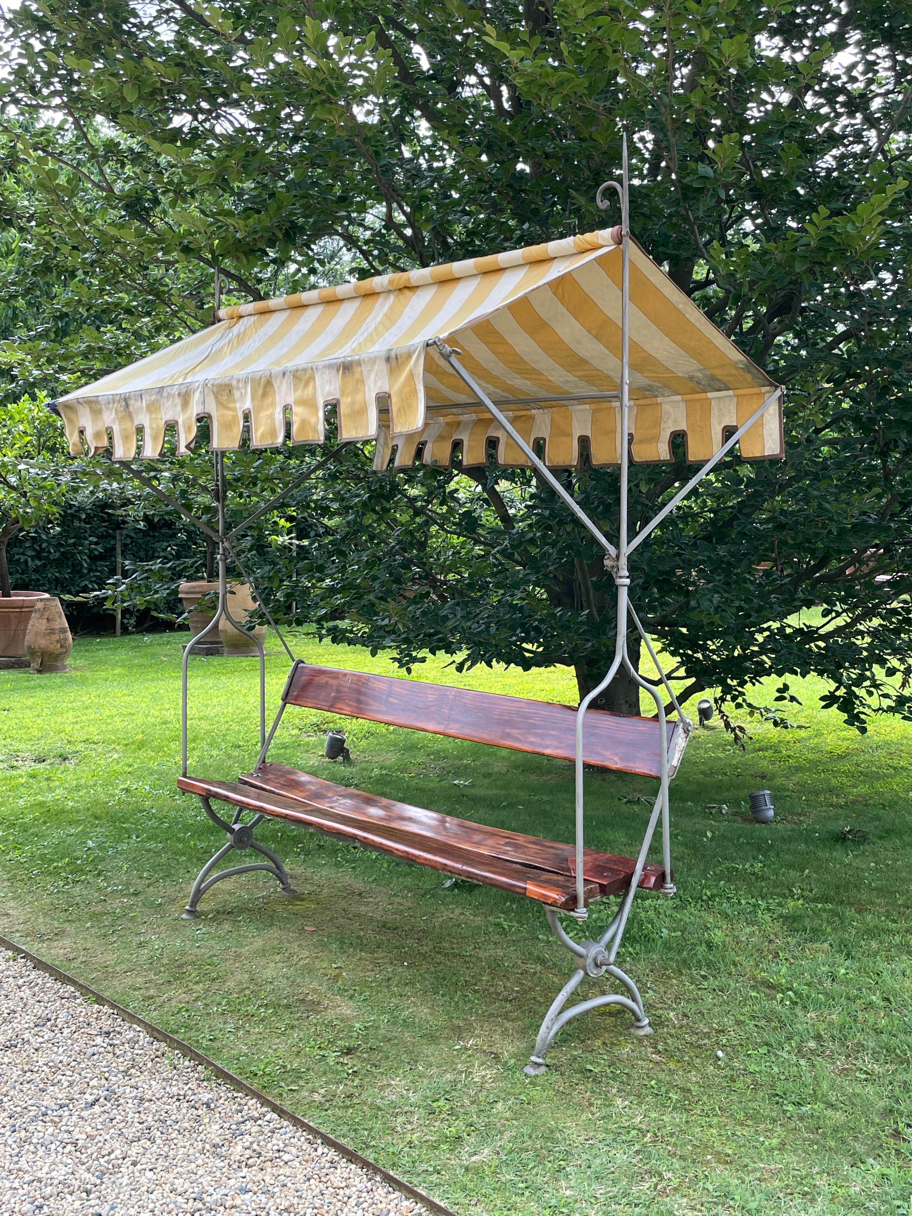 Autre Banc de jardin italien du 19ème siècle en bois et fer forgé avec auvent en tissu en vente