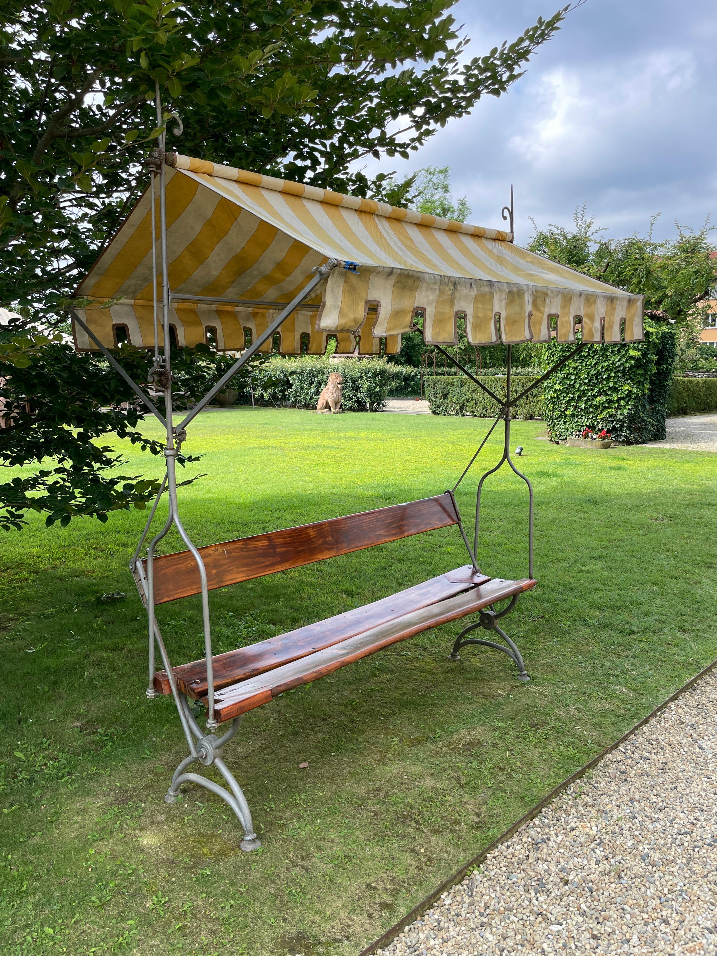 XIXe siècle Banc de jardin italien du 19ème siècle en bois et fer forgé avec auvent en tissu en vente