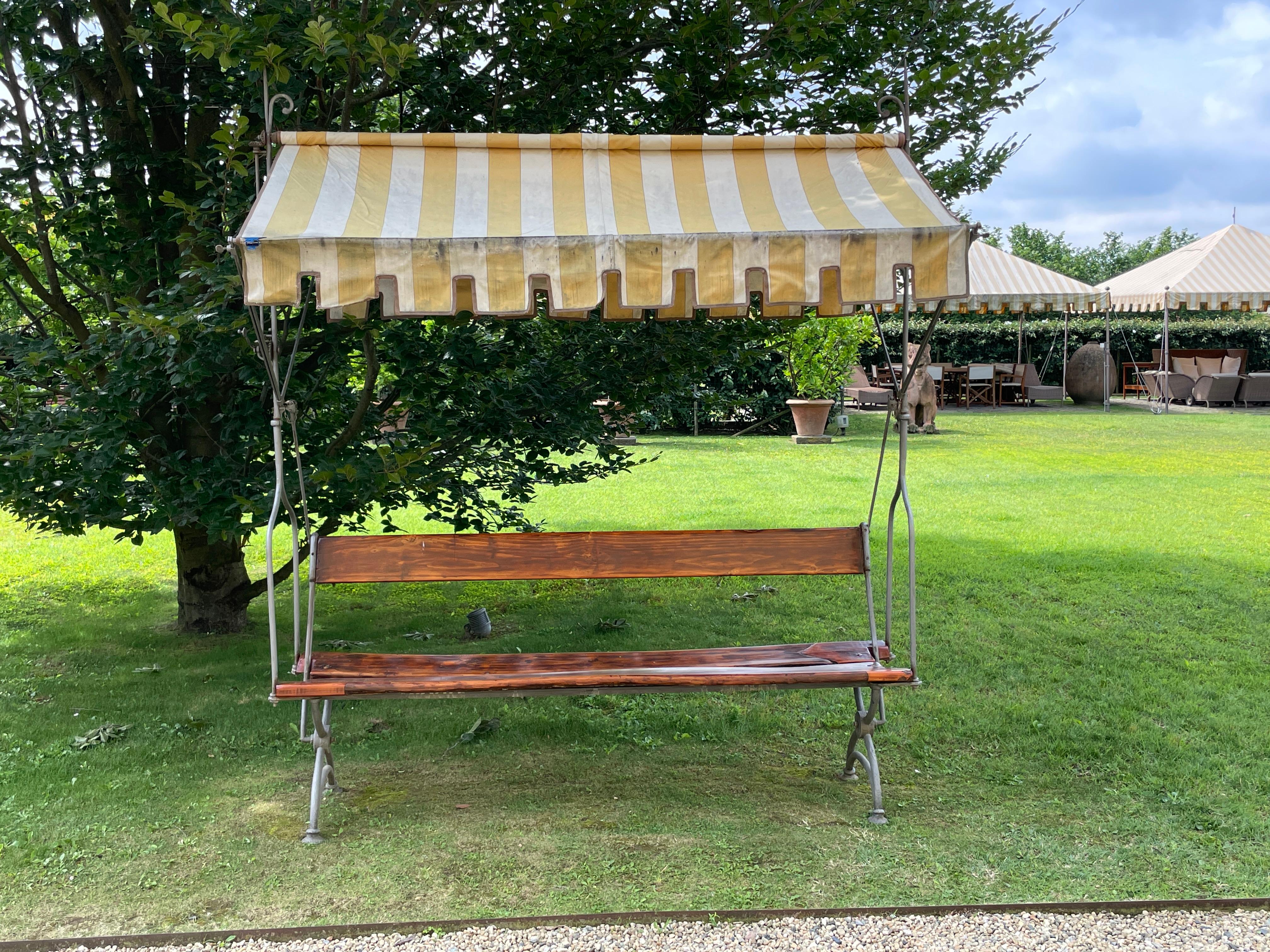 Fer Banc de jardin italien du 19ème siècle en bois et fer forgé avec auvent en tissu en vente