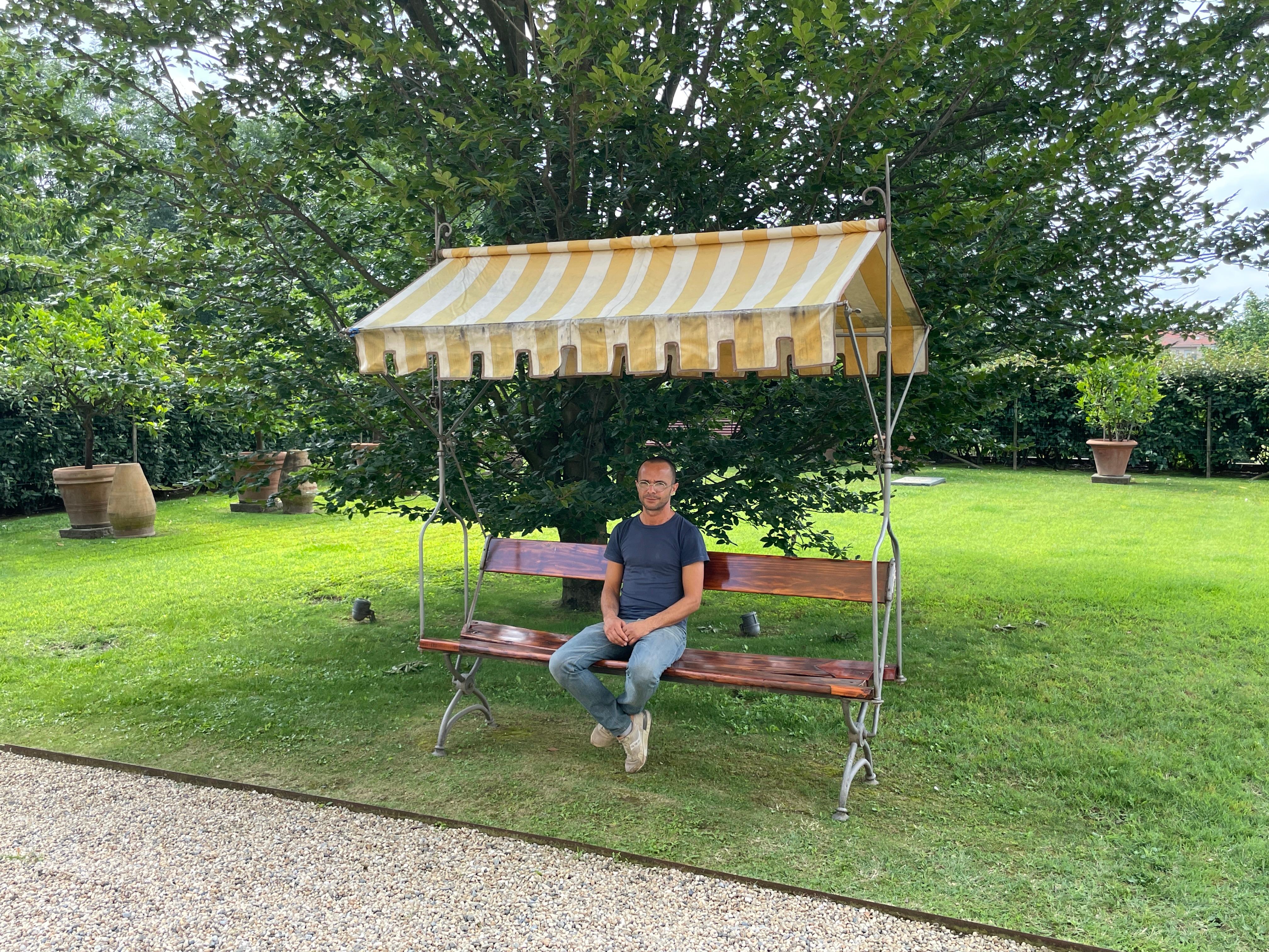 Banc de jardin italien du 19ème siècle en bois et fer forgé avec auvent en tissu en vente 1