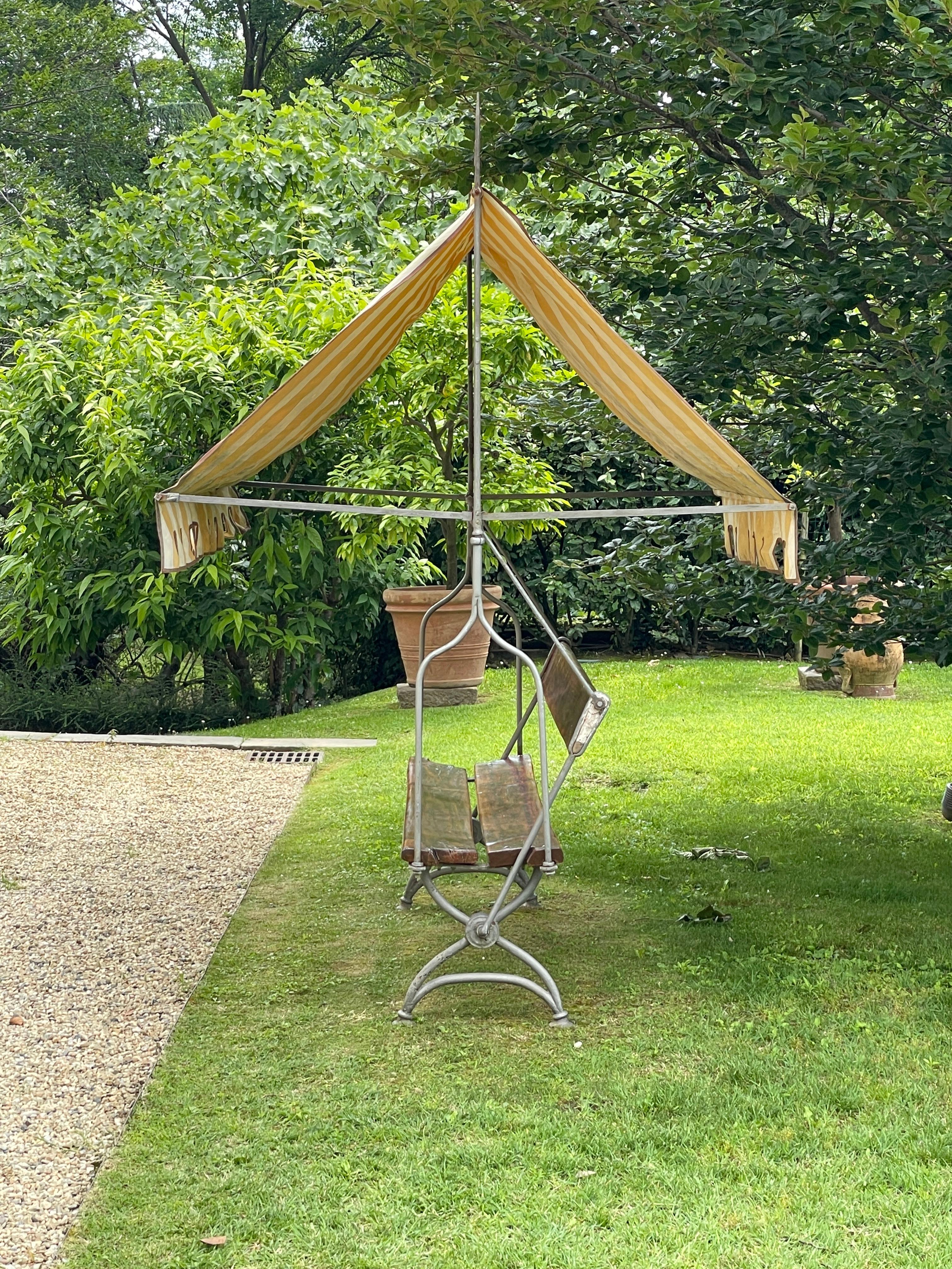 Banc de jardin italien du 19ème siècle en bois et fer forgé avec auvent en tissu en vente 2