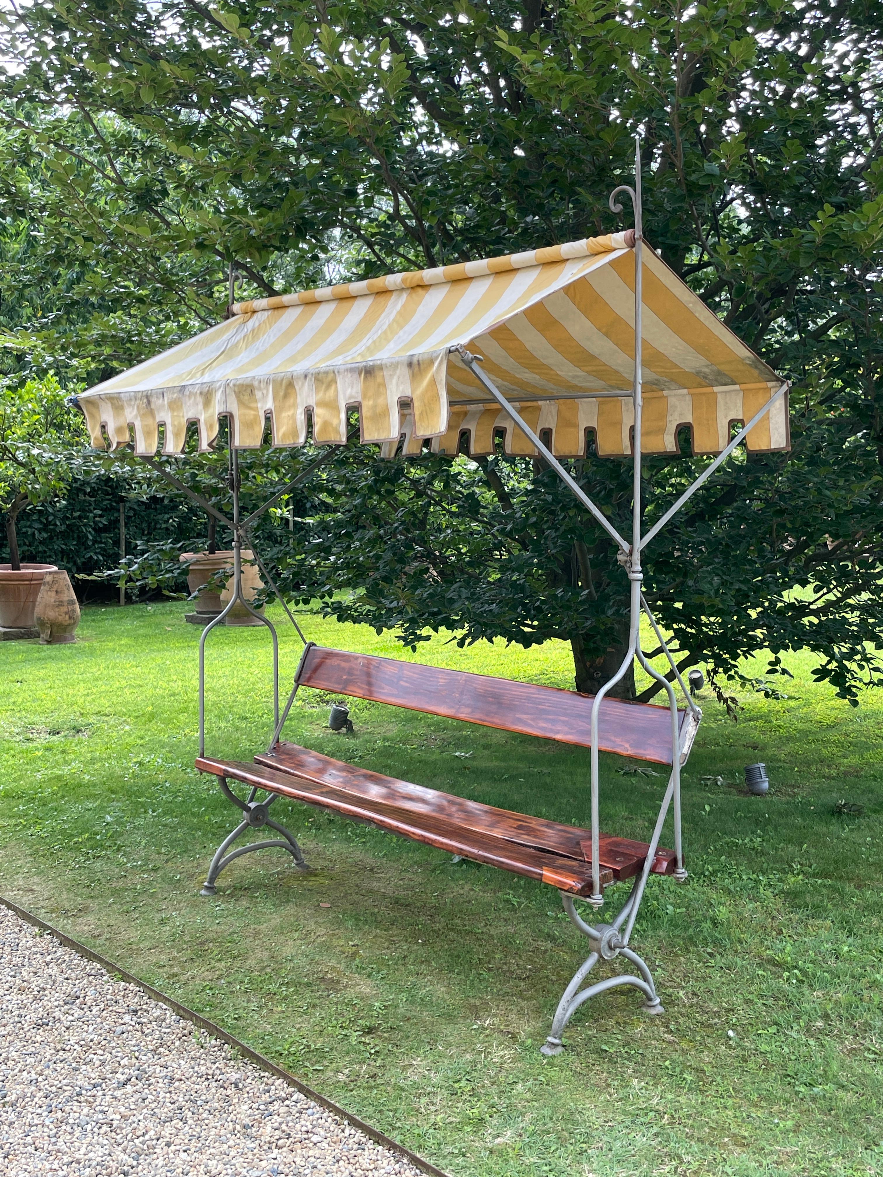 Banc de jardin italien du 19ème siècle en bois et fer forgé avec auvent en tissu en vente 3