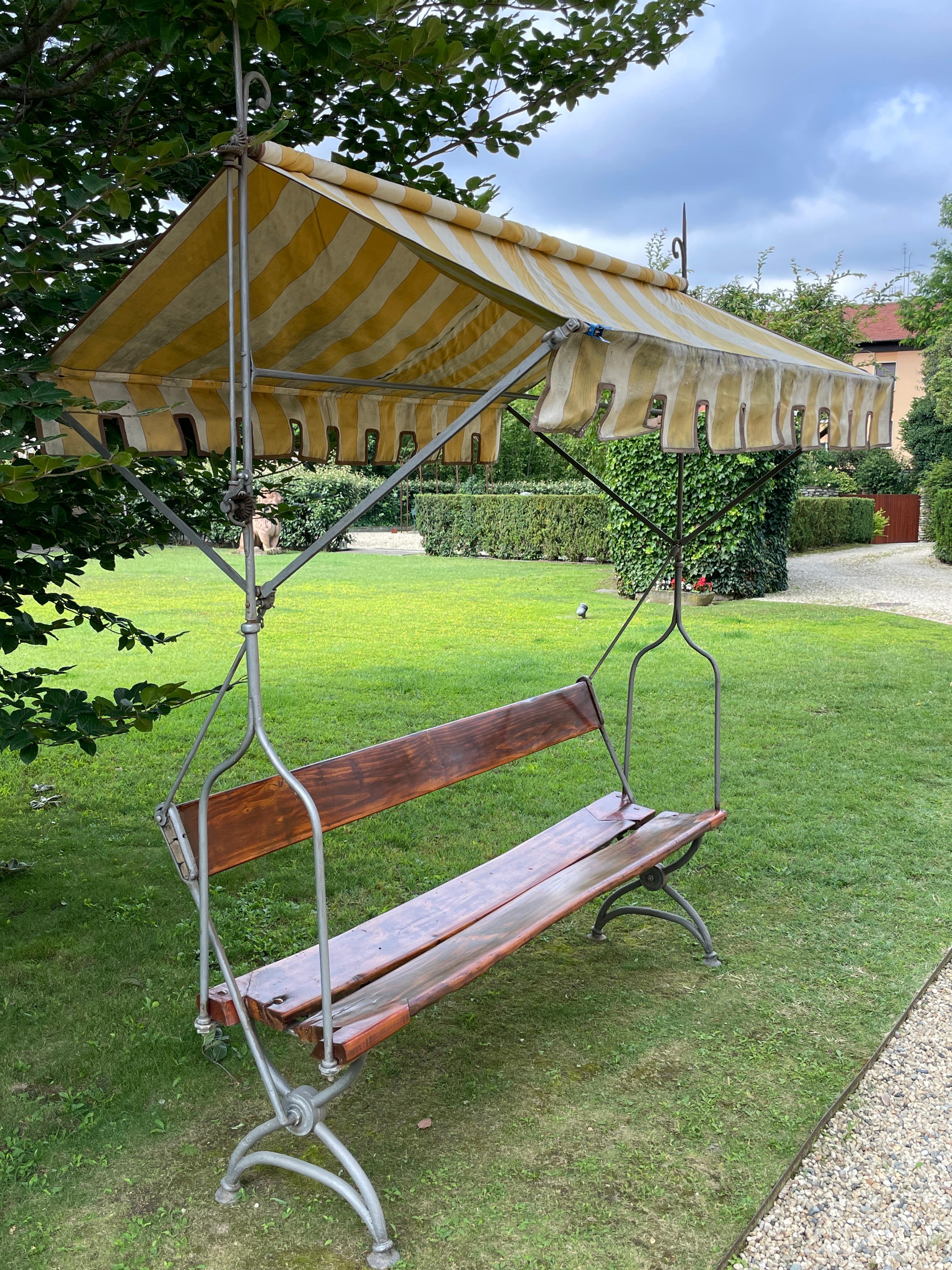 Banc de jardin italien du 19ème siècle en bois et fer forgé avec auvent en tissu en vente 4