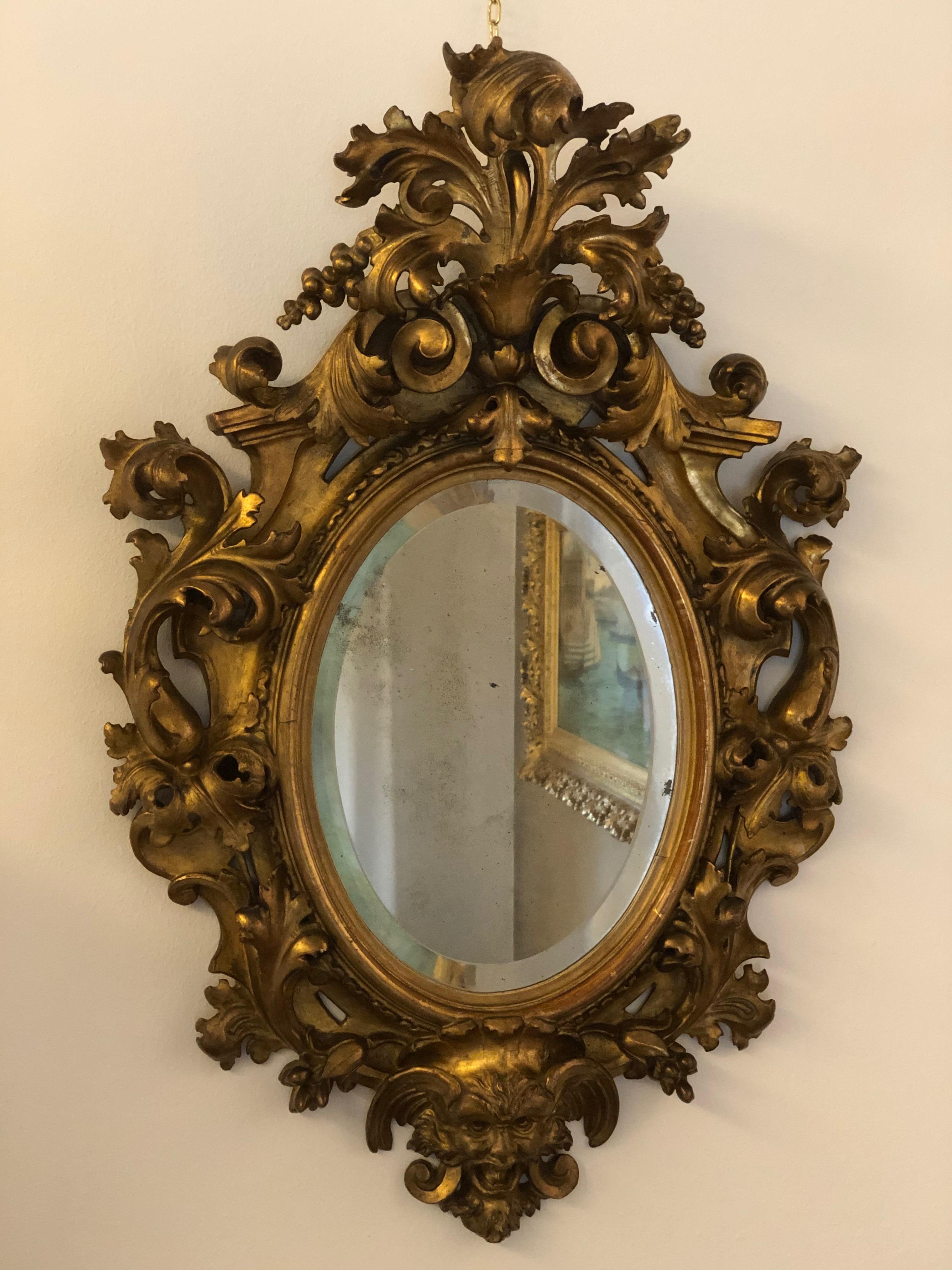 Wonderful Tuscan mirror of the early 1800s, with original glass.
This Tuscan foil mirror of great decorative effect the game dictated by the golden foliage favors the effect of three-dimensionality giving a beautiful appearance and is able to