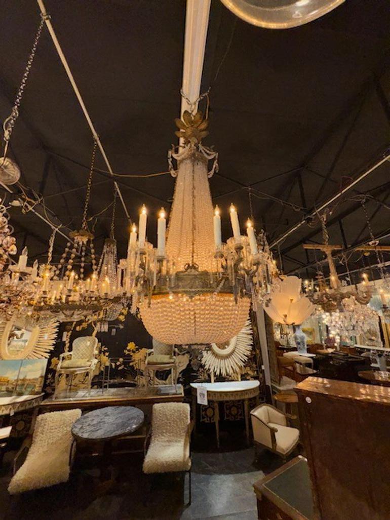 Italiano Lampadario a cestello in bronzo dorato e cristallo dell'Ottocento italiano in vendita