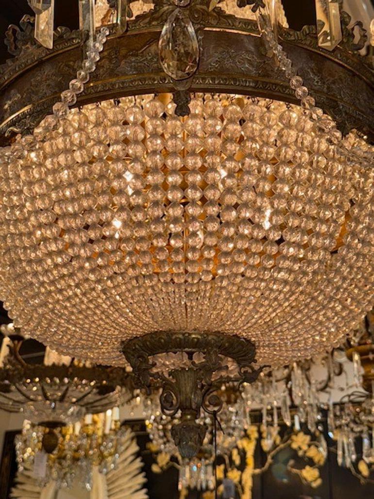 XIX secolo Lampadario a cestello in bronzo dorato e cristallo dell'Ottocento italiano in vendita