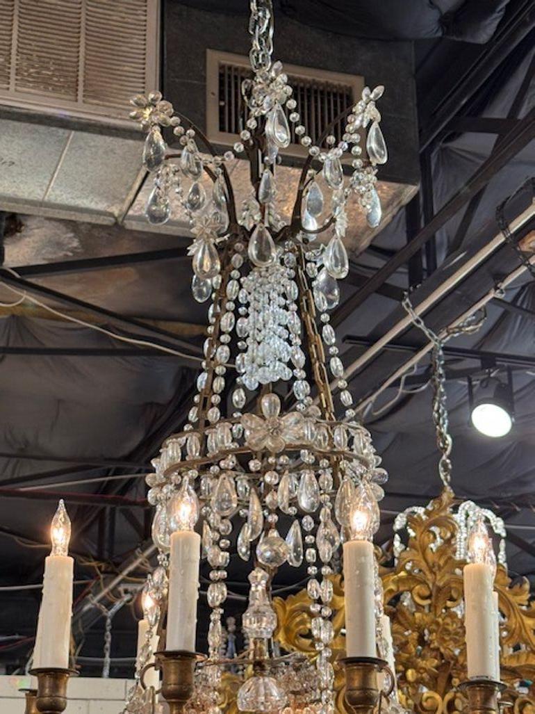 Ce lustre en bronze doré et cristal d'Italie du Nord du XIXe siècle est un appareil d'éclairage exquis qui respire l'élégance et la sophistication. L'association du bronze doré et du cristal crée une esthétique luxueuse et opulente, typique de