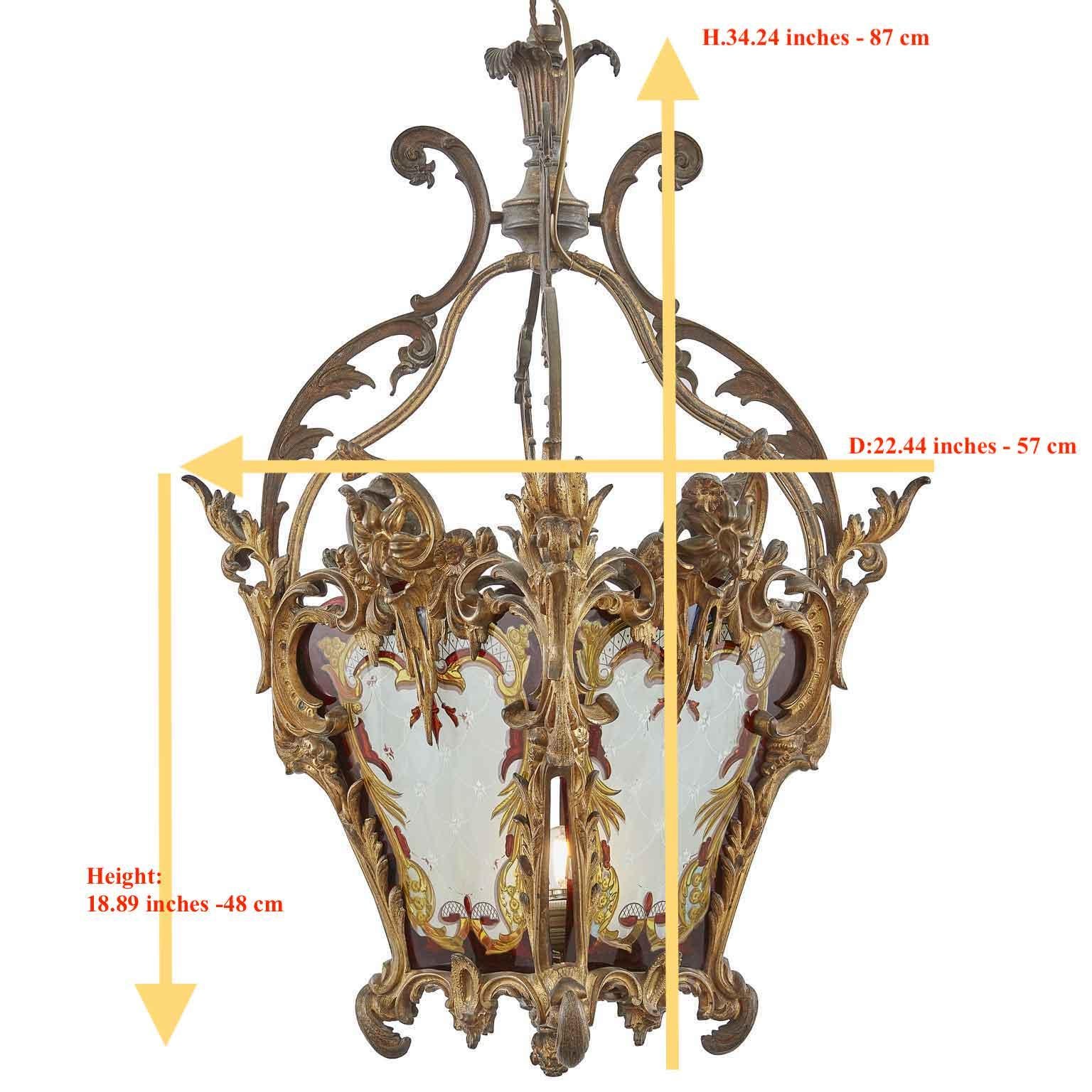 A charming antique Italian lantern, a cast bronze cage hall lantern with extraordinary original mercury gilding dating back to the third quarter of 19th century.
Italian origin, born for gas burning, realized around 1870 with great casting, richly