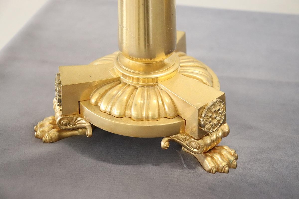 Seltenes großes Paar antiker Tischkandelaber aus vergoldeter Bronze mit je elf Lichtern, Ende 19. Jahrhundert. Große künstlerische Qualität des 18. Jahrhunderts. Charakteristisch ist die kreisförmige Basis auf katzenartigen Füßen, die Arme haben