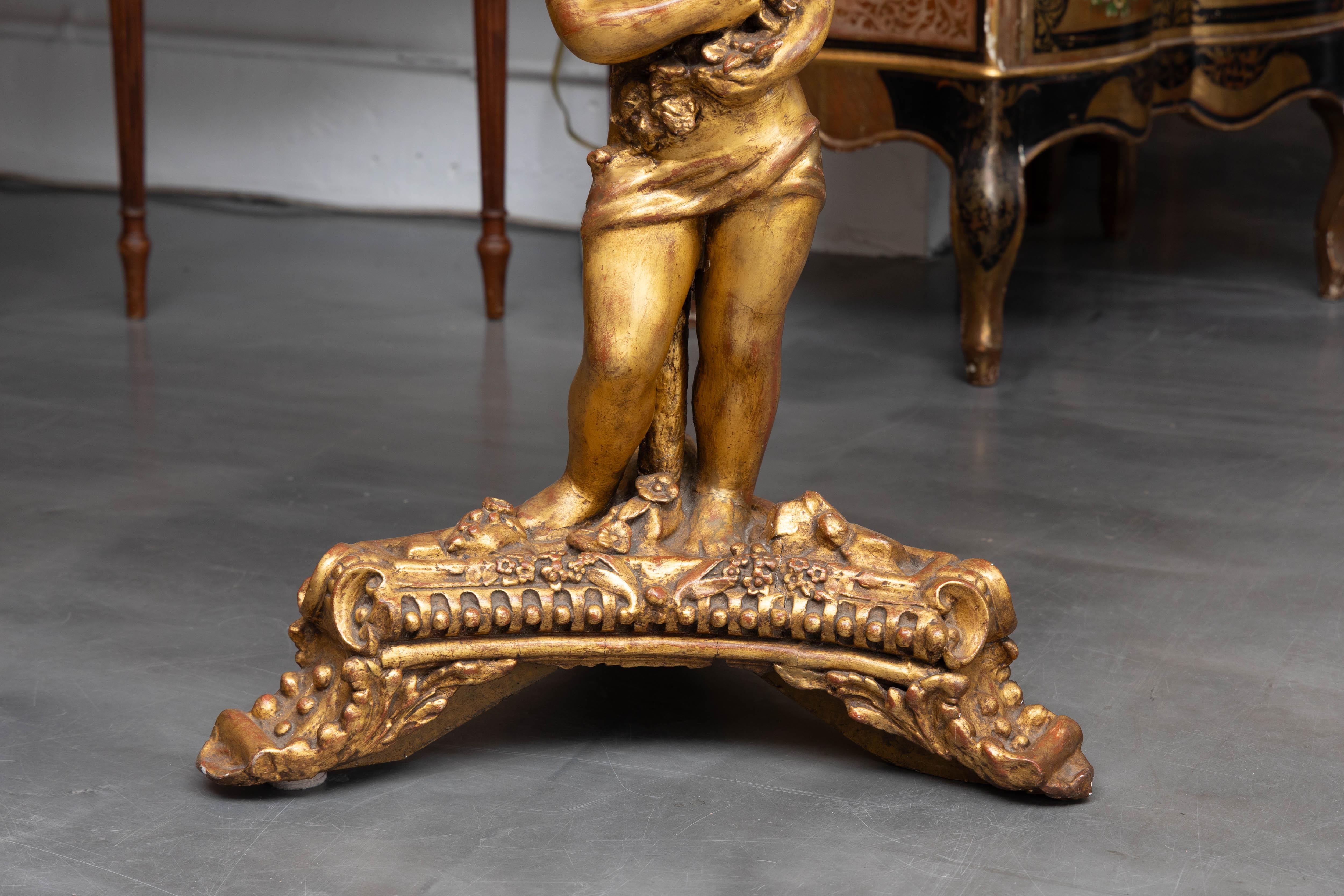 Doré Putto italien du 19ème siècle sculpté et doré avec dessus en marbre en vente