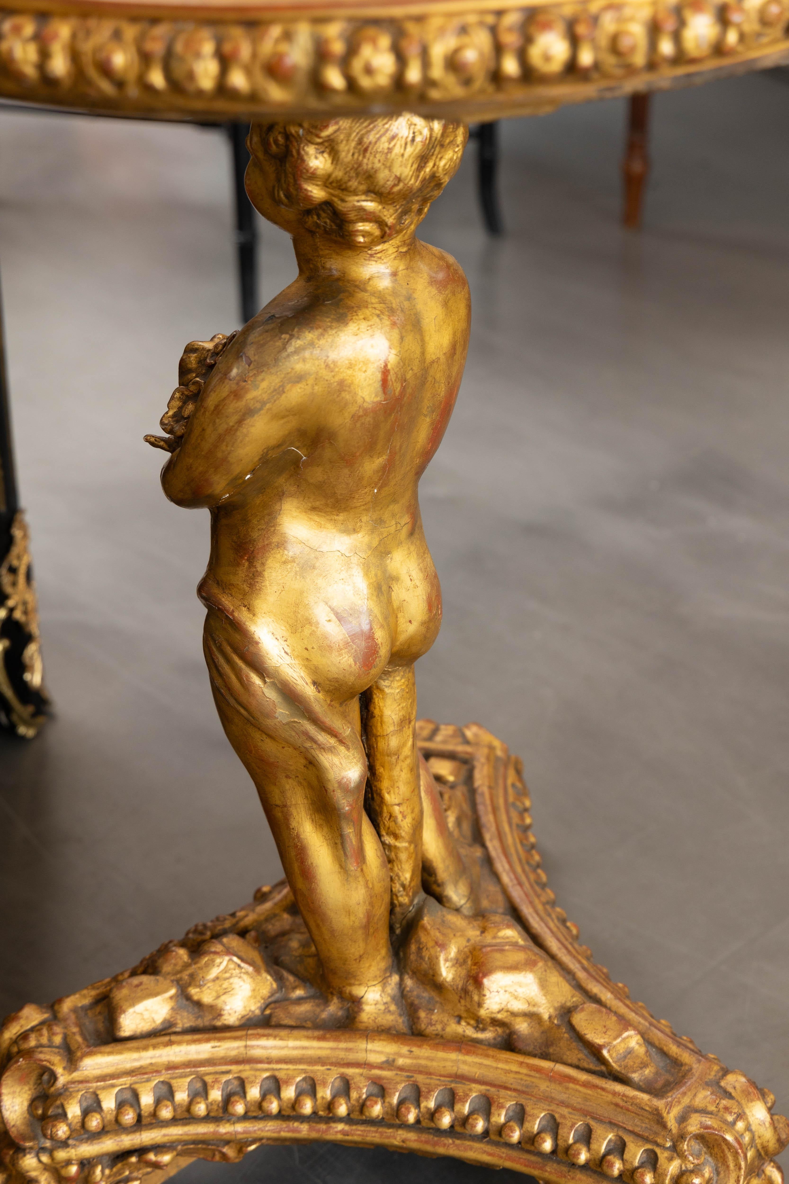 Putto italien du 19ème siècle sculpté et doré avec dessus en marbre en vente 1