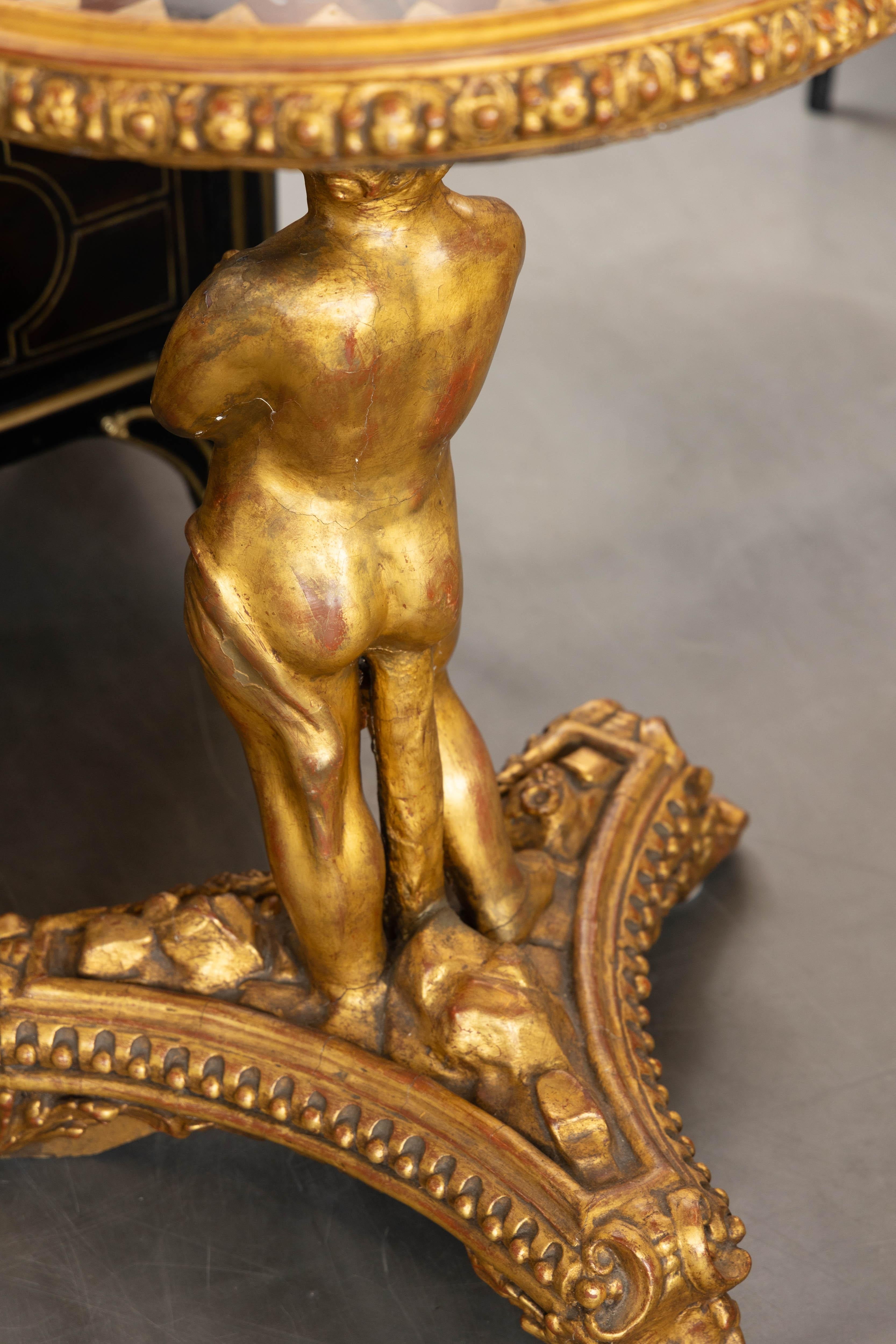 Putto italien du 19ème siècle sculpté et doré avec dessus en marbre en vente 2