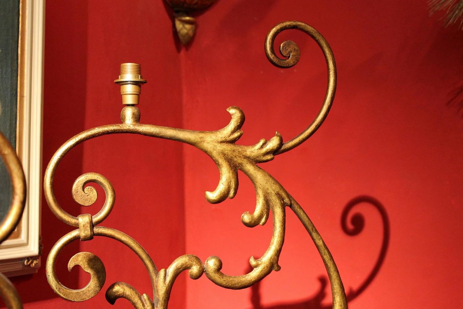 Grande lampe de bureau à une lumière en fer forgé doré à la main du XIXe siècle, Italie en vente 3