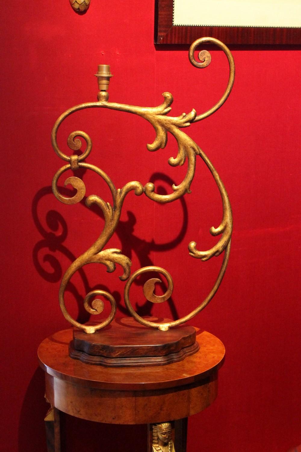 Grande lampe de bureau à une lumière en fer forgé doré à la main du XIXe siècle, Italie en vente 9