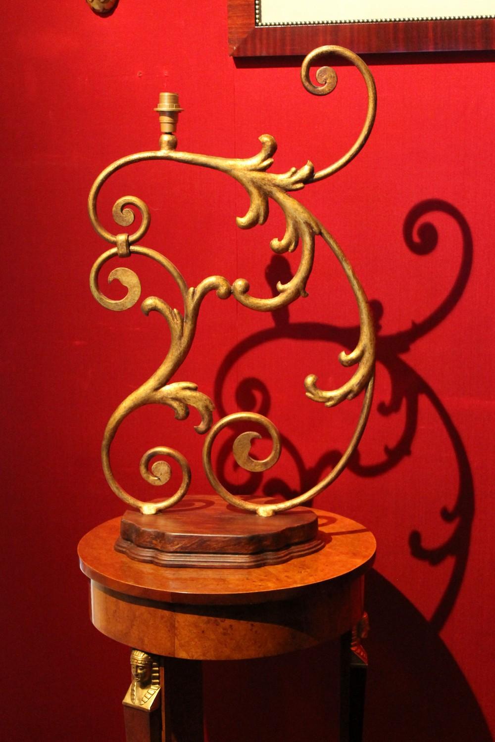 Grande lampe de bureau à une lumière en fer forgé doré à la main du XIXe siècle, Italie en vente 12