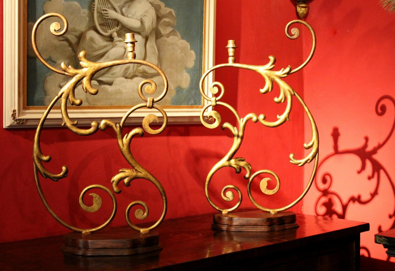 Cette merveilleuse paire de lampes de table de grande taille, de style Renaissance italienne du XIXe siècle, exprime la maîtrise de l'artisanat florentin dans l'art ancien du travail du fer forgé à la main. Ces phénoménaux fragments de fer forgé et