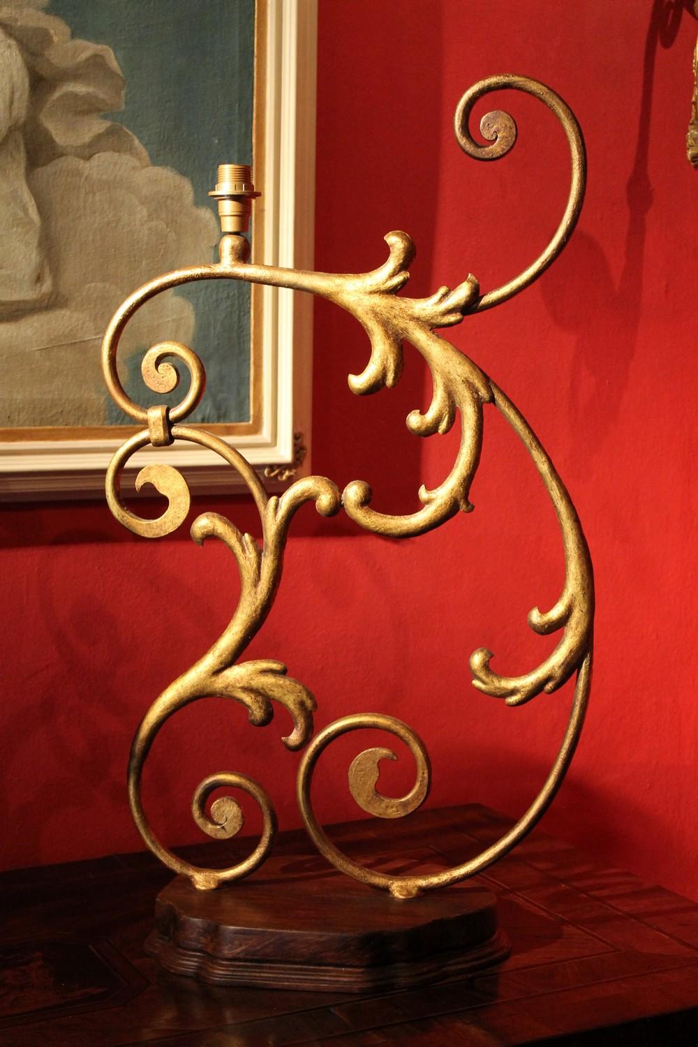 Baroque Grande lampe de bureau à une lumière en fer forgé doré à la main du XIXe siècle, Italie en vente