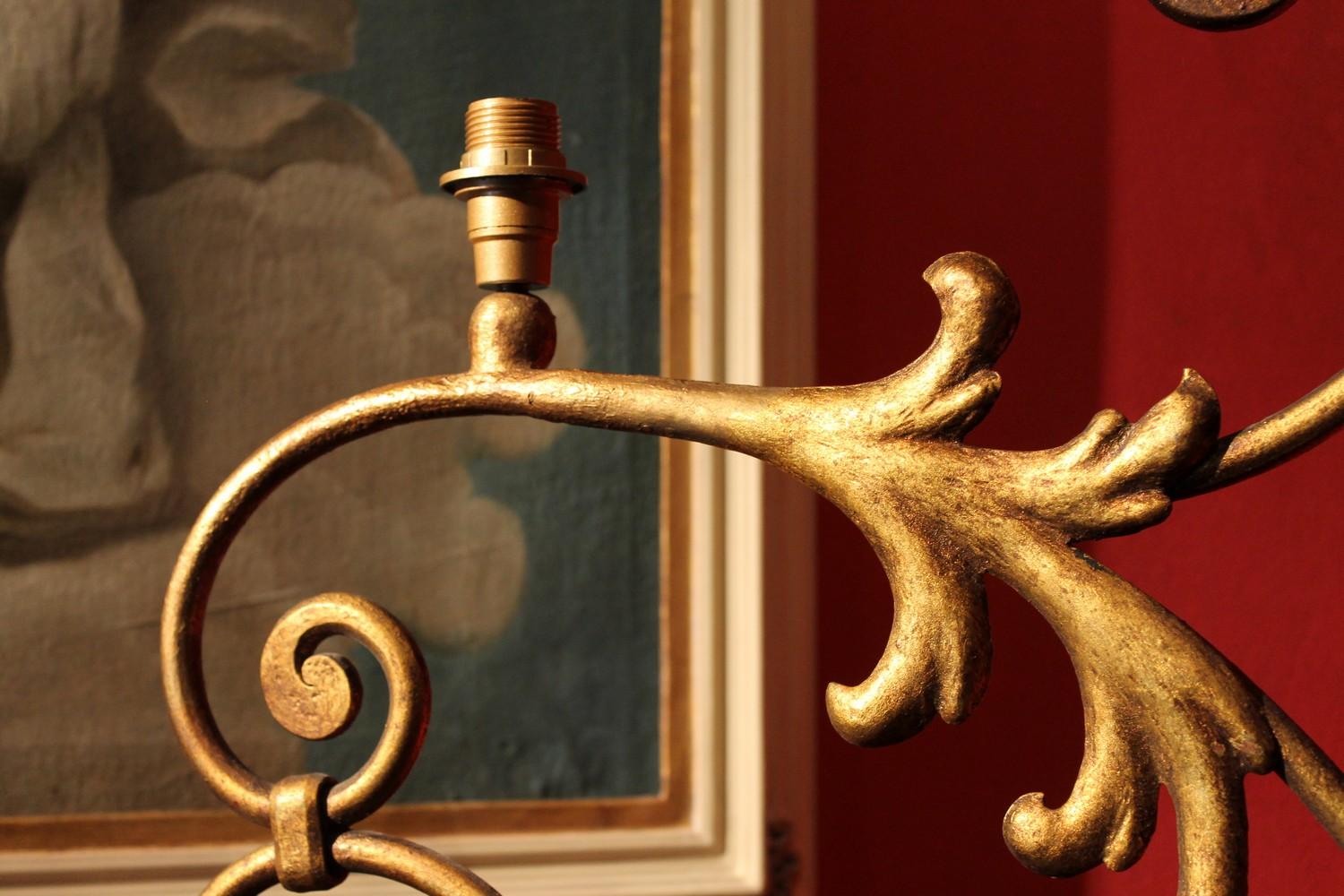 Doré Grande lampe de bureau à une lumière en fer forgé doré à la main du XIXe siècle, Italie en vente