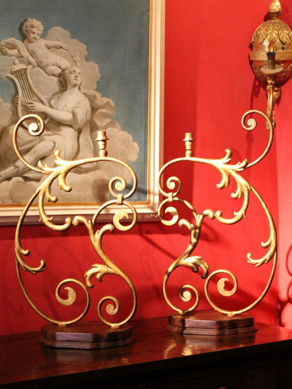 Grande lampe de bureau à une lumière en fer forgé doré à la main du XIXe siècle, Italie en vente 2