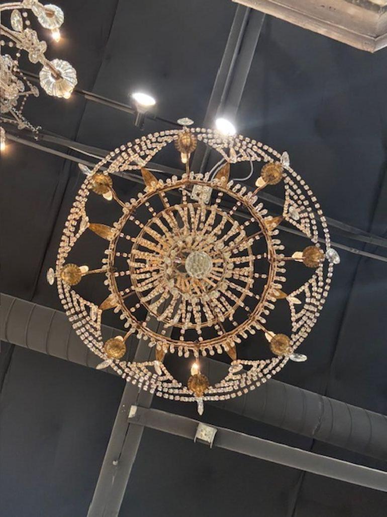 Araña italiana del siglo XIX de tole dorado y cesta de cristal Italiano en venta