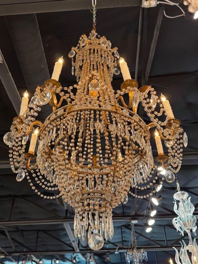 Araña italiana del siglo XIX de tole dorado y cesta de cristal en Bueno estado para la venta en Dallas, TX