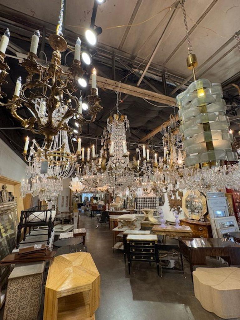 Rivivi l'eleganza del XIX secolo con questo squisito lampadario a cesto in tole dorate e cristallo. Originario della Toscana, questo pezzo è una testimonianza dell'intricato artigianato dell'epoca. Il lampadario è caratterizzato da un'incredibile