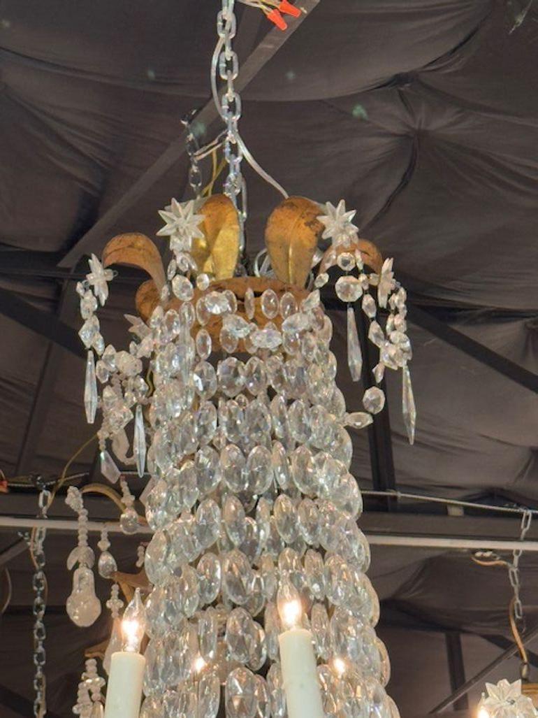 Italiano Lampadario a canestro in tole dorate e cristallo della Toscana del XIX secolo