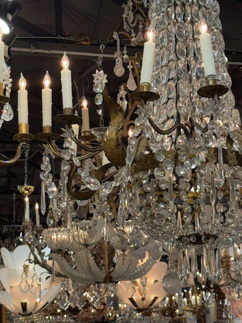 Bronzo Lampadario a canestro in tole dorate e cristallo della Toscana del XIX secolo