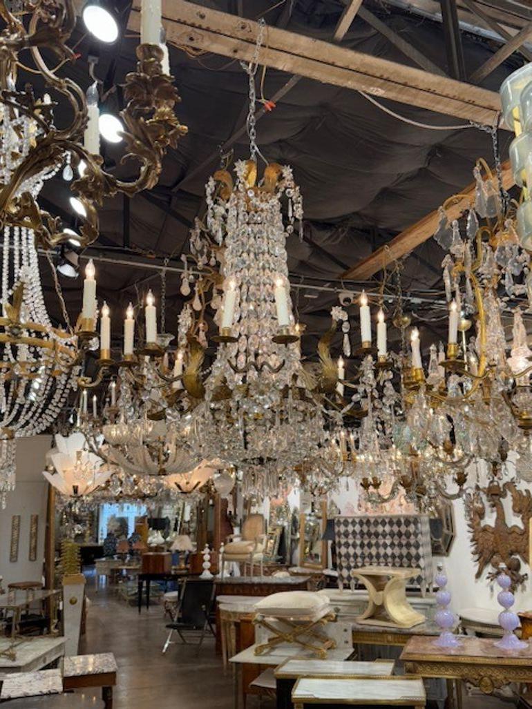 Lampadario a canestro in tole dorate e cristallo della Toscana del XIX secolo 3
