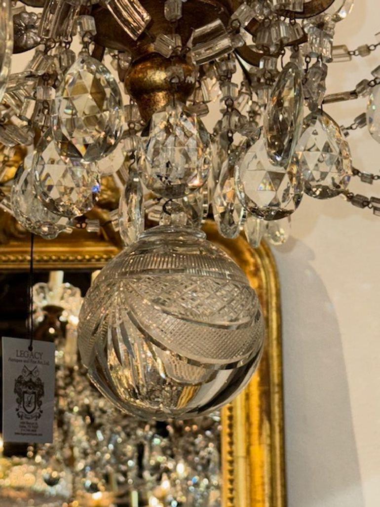 XIXe siècle Lustre italien du 19e siècle en bois doré et cristal perlé en vente