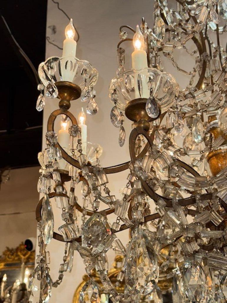 Cristal Lustre italien du 19e siècle en bois doré et cristal perlé en vente