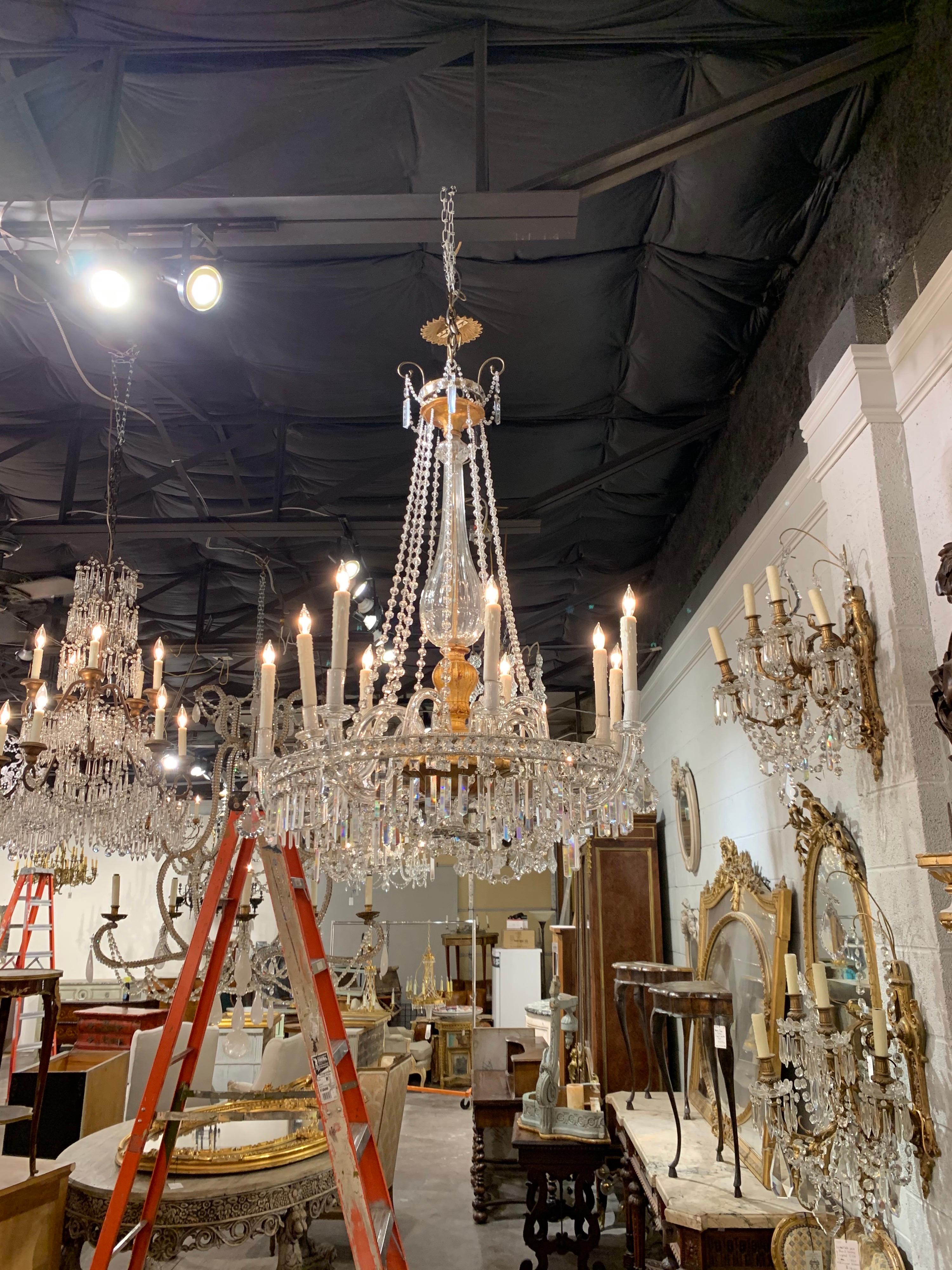 Lustre à 10 éclairages en bois doré et cristal italien du 19ème siècle en vente 2