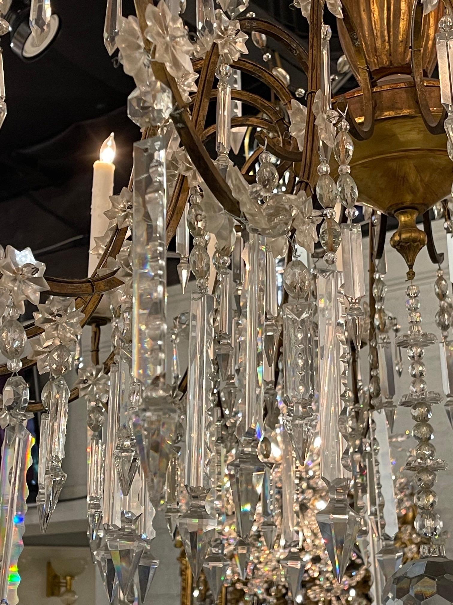 Italienischer Kronleuchter aus Giltwood und Kristall des 19. Jahrhunderts mit 16 Lichtern im Angebot 1