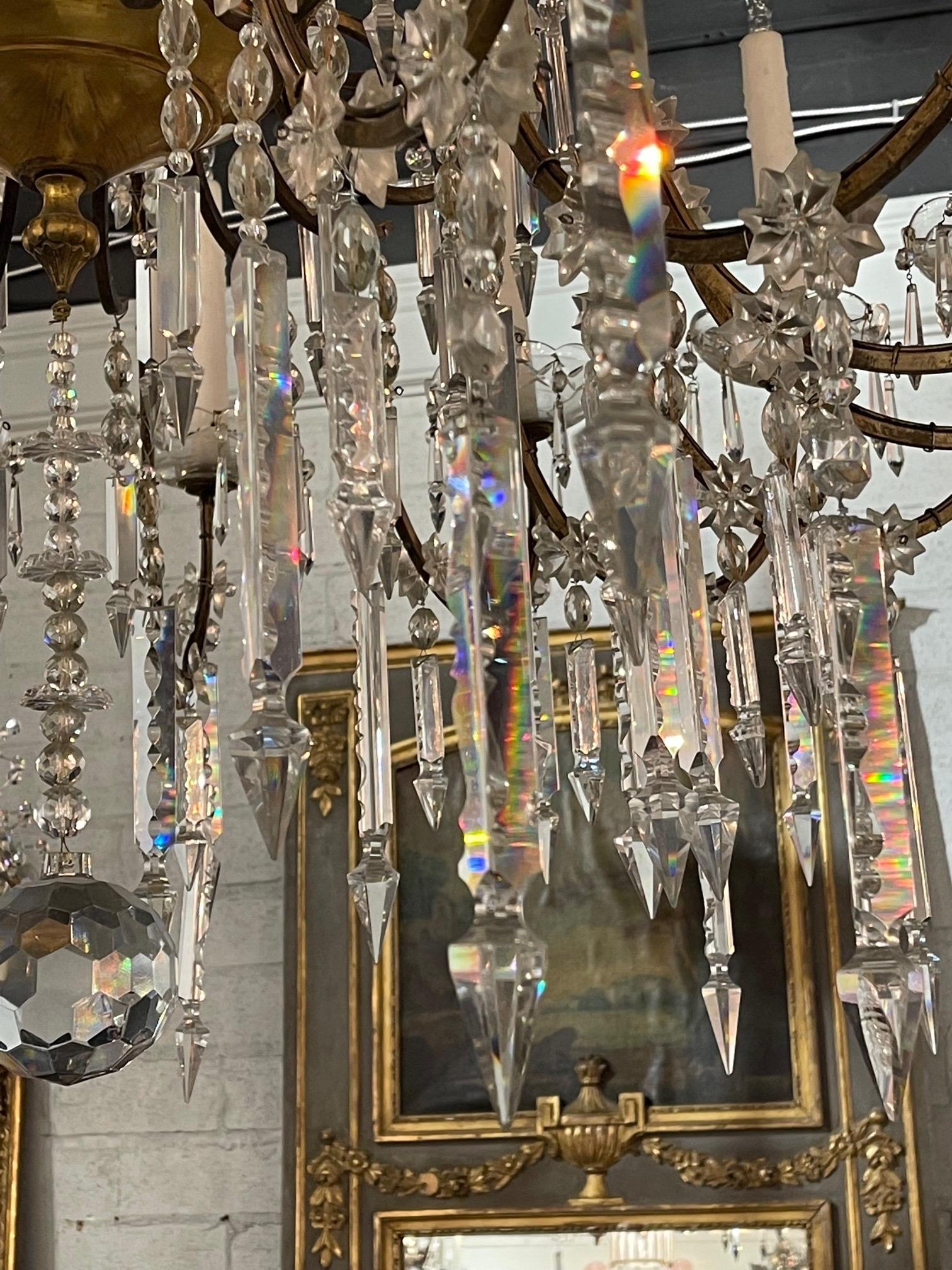 Italienischer Kronleuchter aus Giltwood und Kristall des 19. Jahrhunderts mit 16 Lichtern im Angebot 2