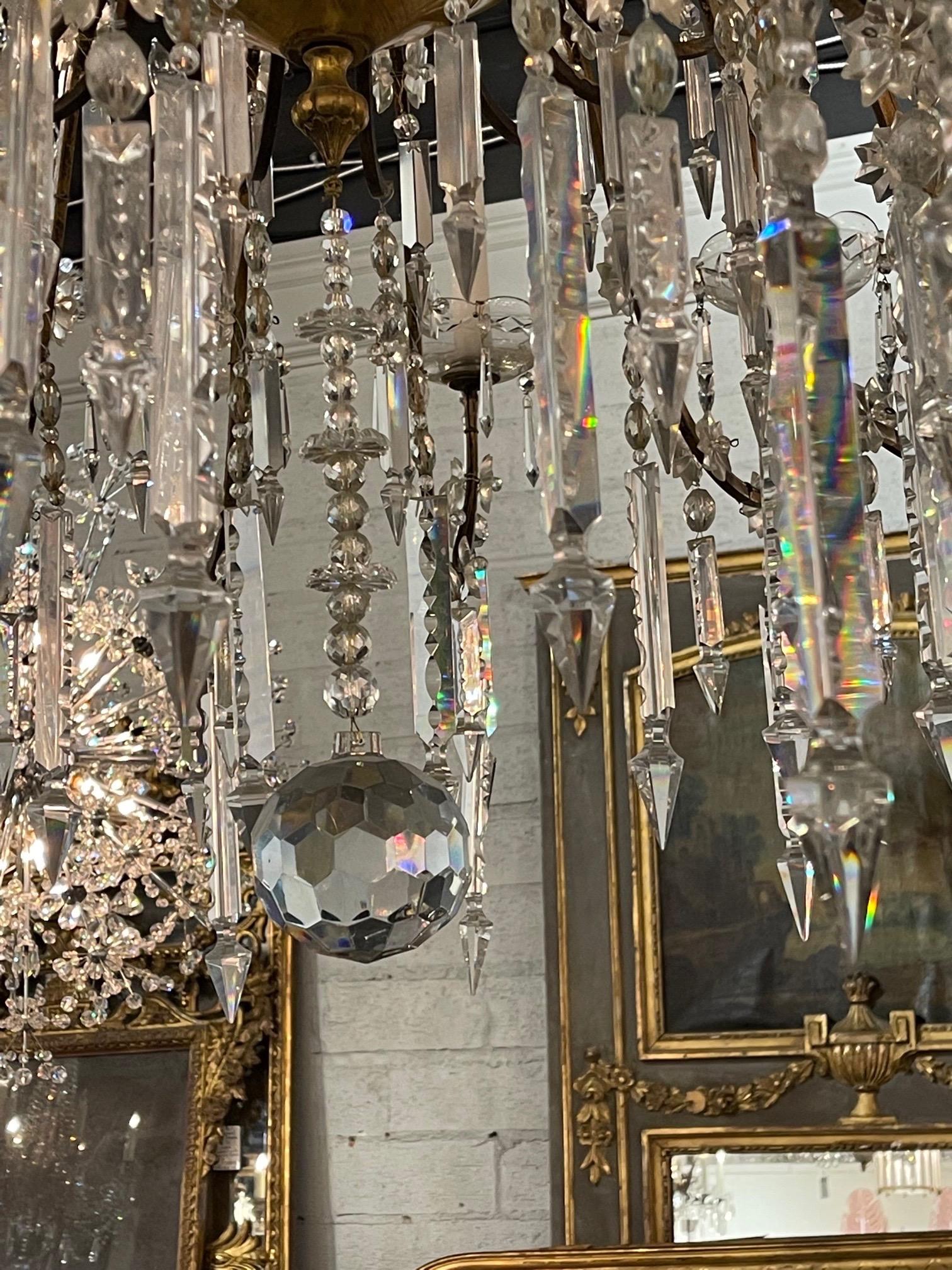 Italienischer Kronleuchter aus Giltwood und Kristall des 19. Jahrhunderts mit 16 Lichtern im Angebot 3