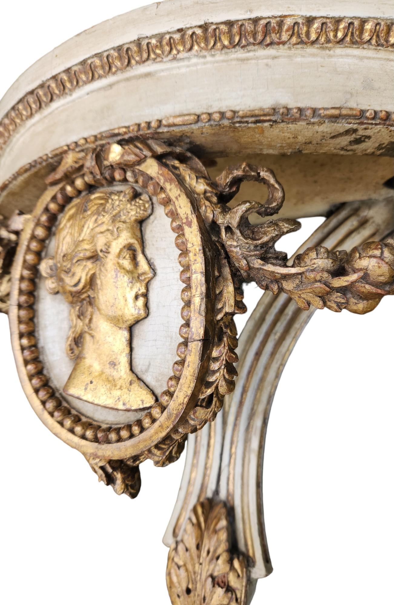 Sculpté à la main Consoles murales italiennes du XIXe siècle en bois doré et peint en vente