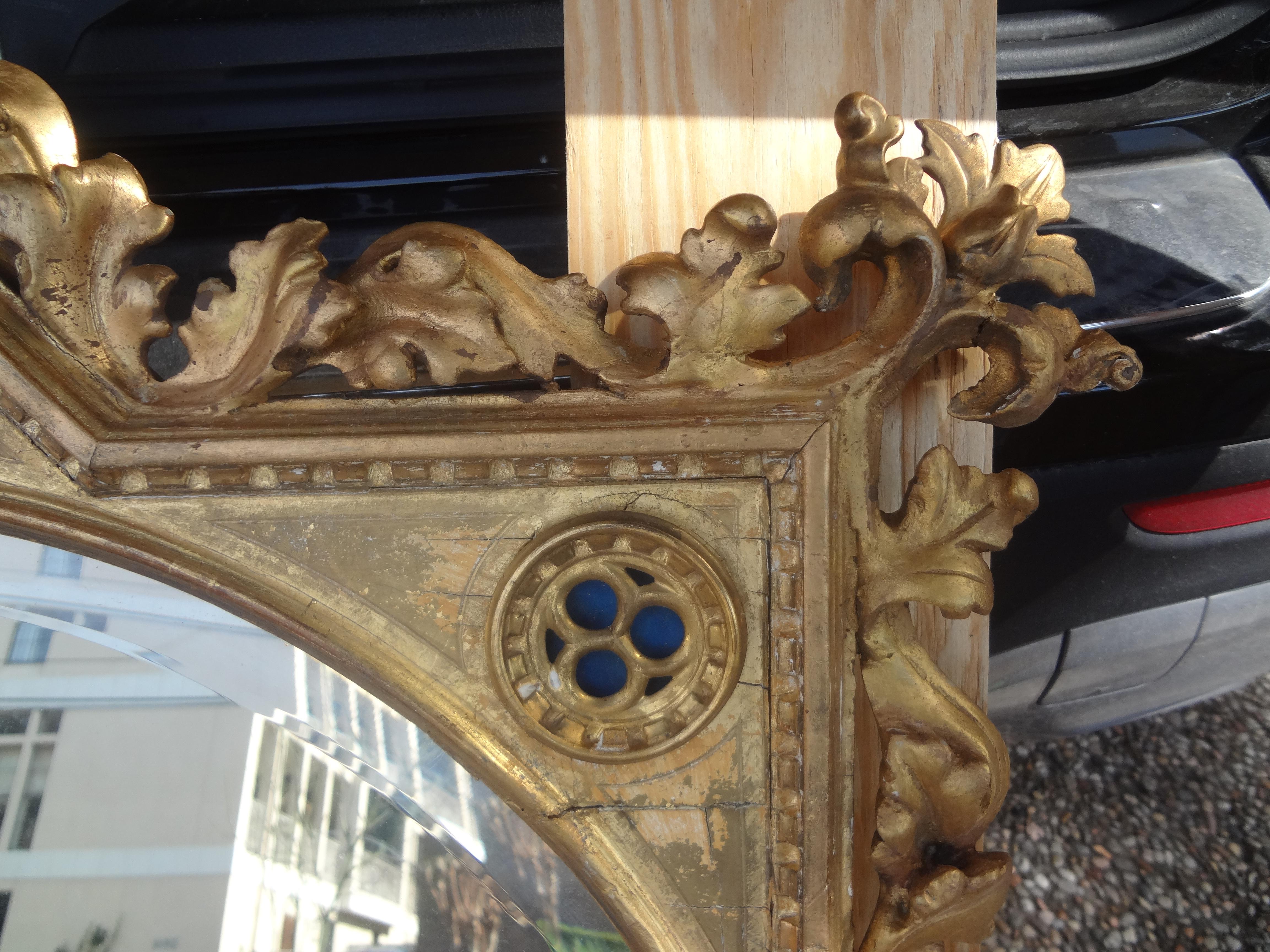 Italienischer Vergoldungsspiegel aus dem 19. Jahrhundert. Dieser ungewöhnlich geformte italienische Spiegel aus vergoldetem Holz mit abgeschrägter Sonnenschliffkante hat ein fast gotisches Aussehen. Perfekt für eine Eingangshalle über einer Konsole,