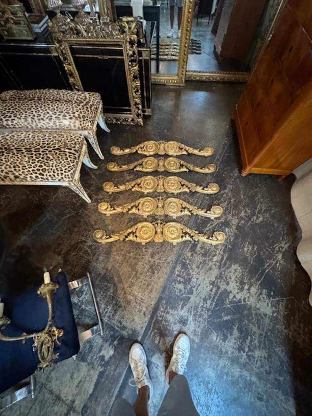 Italienische Giltwood-Schnitzereien des 19. (19. Jahrhundert) im Angebot