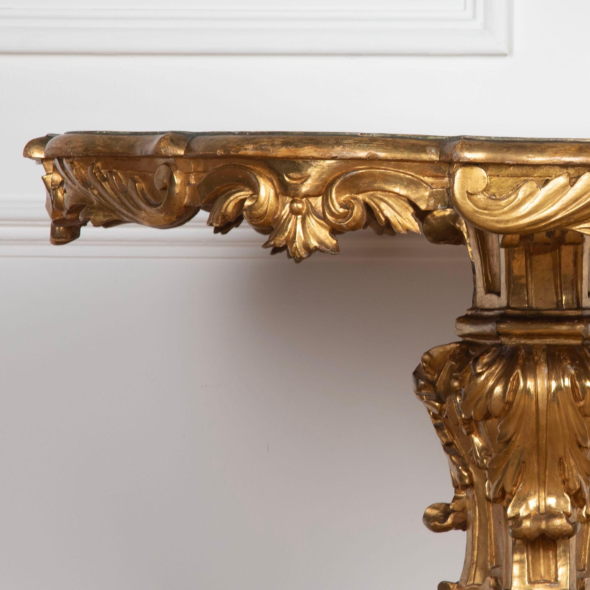 Table de centre en bois doré italien du 19e siècle en vente 4
